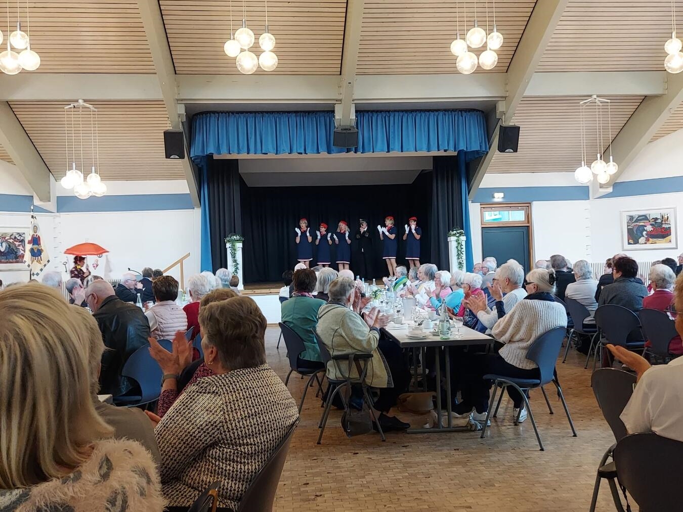 Die Gäste genossen ein buntes Programm im Bürgerhaus Uedem. Foto: privat