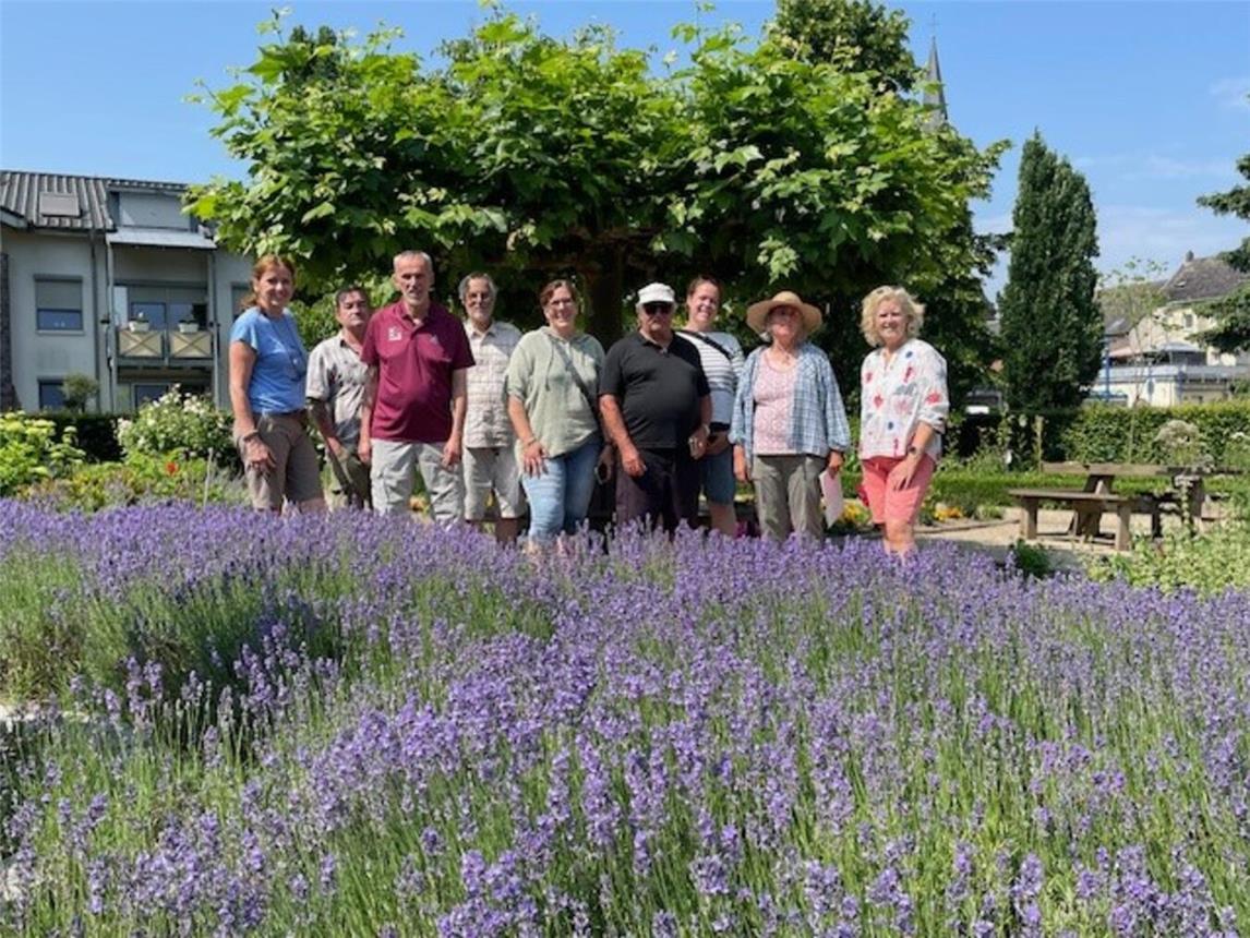 Die Gäste im Kräutergarten. Foto: privat