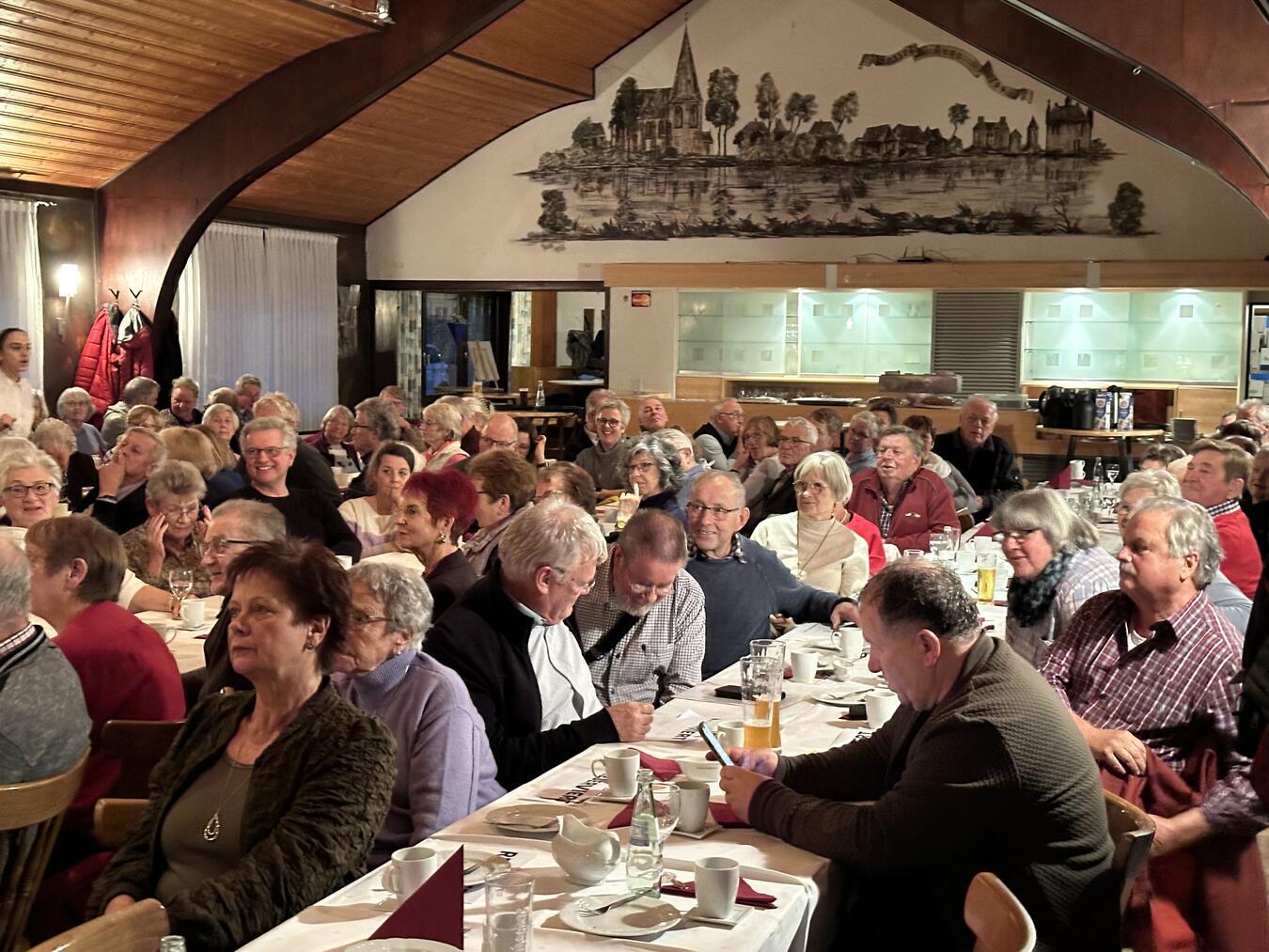 Die Gäste lauschtenden Vorträgen der einzelnen Akteure und genossen einen unterhaltsamen Nachmittag. Foto: privat