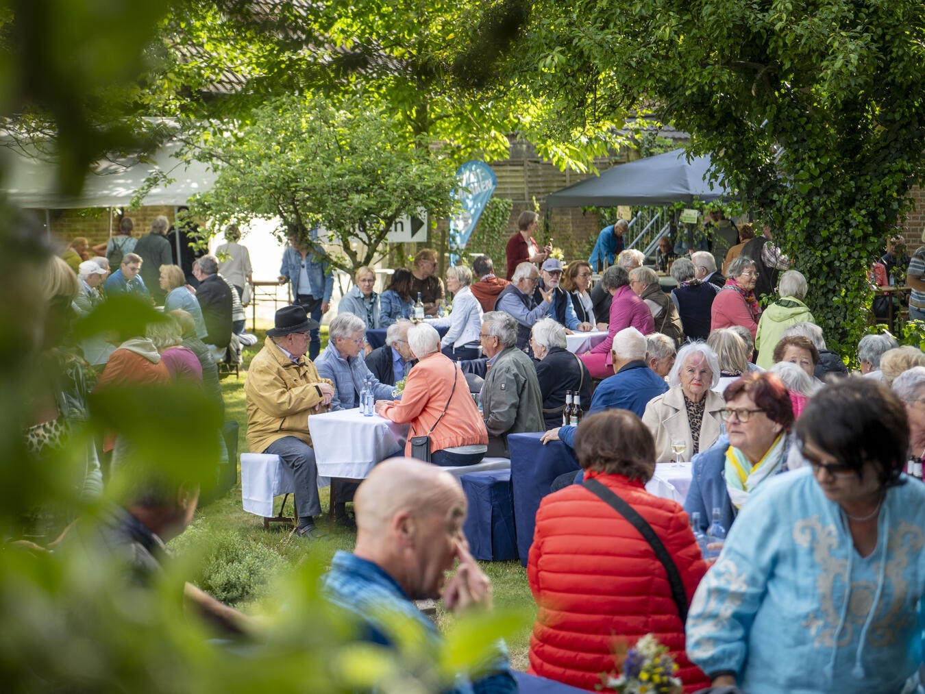 Genuss und Gemeinschaft: Kessel feiert das weiße Gold vom Niederrhein "Gemütliche Atmosphäre im Pfarrgarten mit Gästen, NN-Foto: Archiv/Gerhard Seybert"