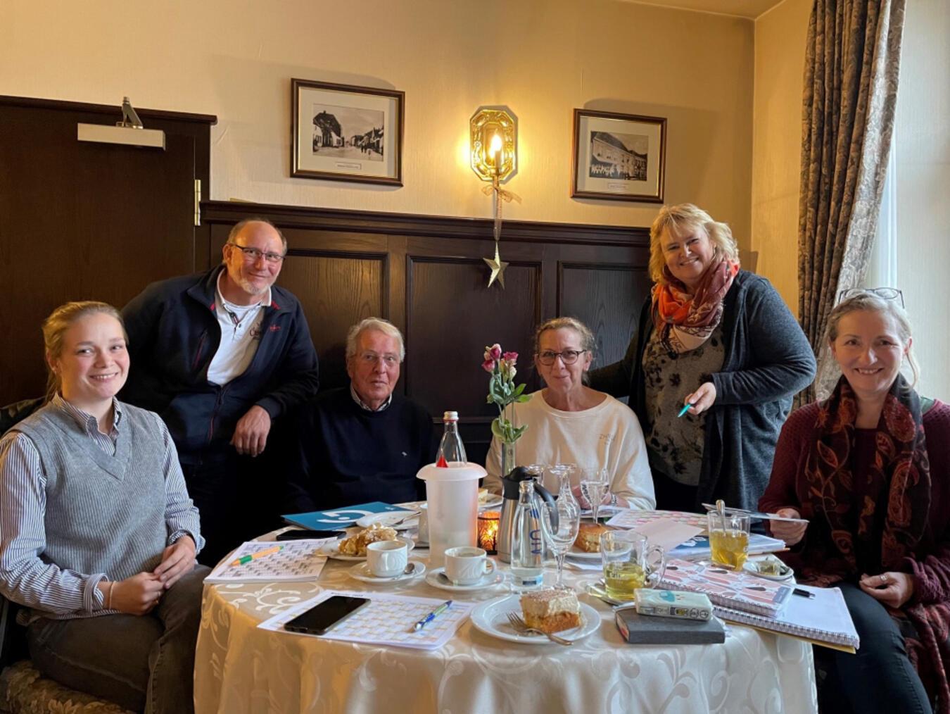 Die Gästeführer des Drususbrunnens: (v. l.) Birga de Graaff, Rene van Lier, Theo Halma und Trudi Lotten und von der WfG Tourismusförderin Dr. Manon Loock-Braun und Beate Lechtleitner.Foto: WfG Emmerich