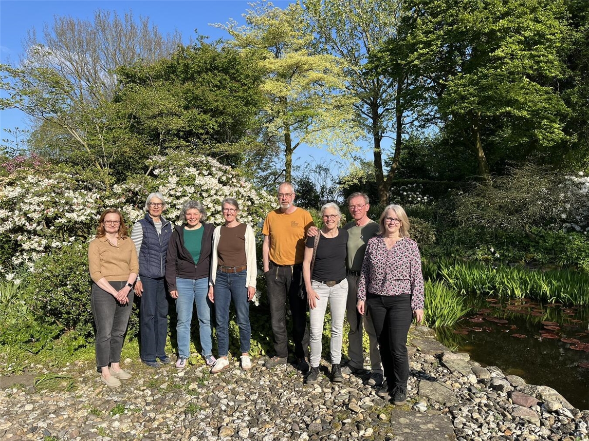 "Gartenkommission mit neuen Eigentümern im ehemaligen Garten Lucenz Bender, Bedburg-Hau. Foto: Offene Gärten im Kleverland"