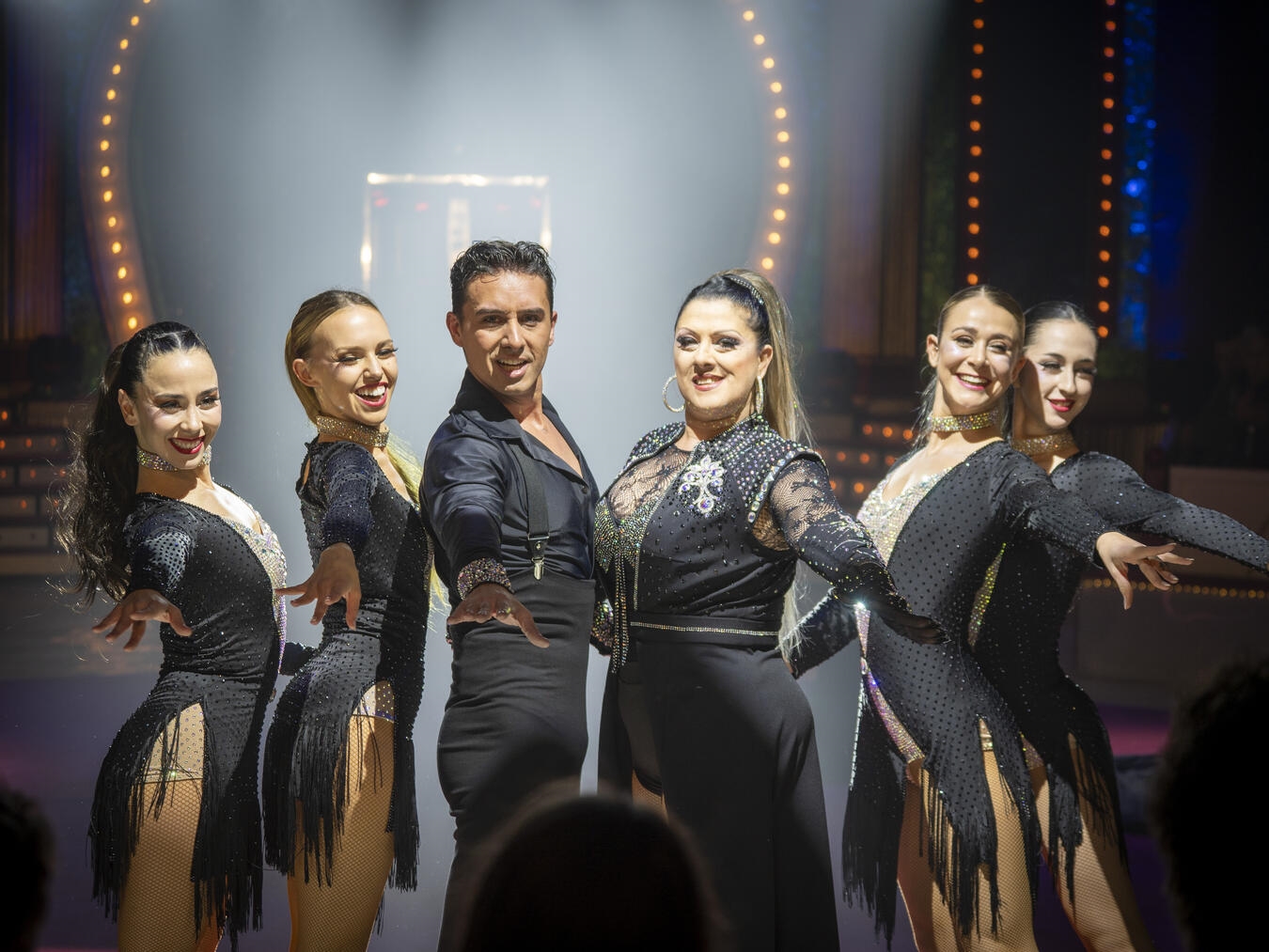 Die Gebrüder Tonitos zauberten mit ihren Assistentinnen. NN-Foto: Gerhard Seybert