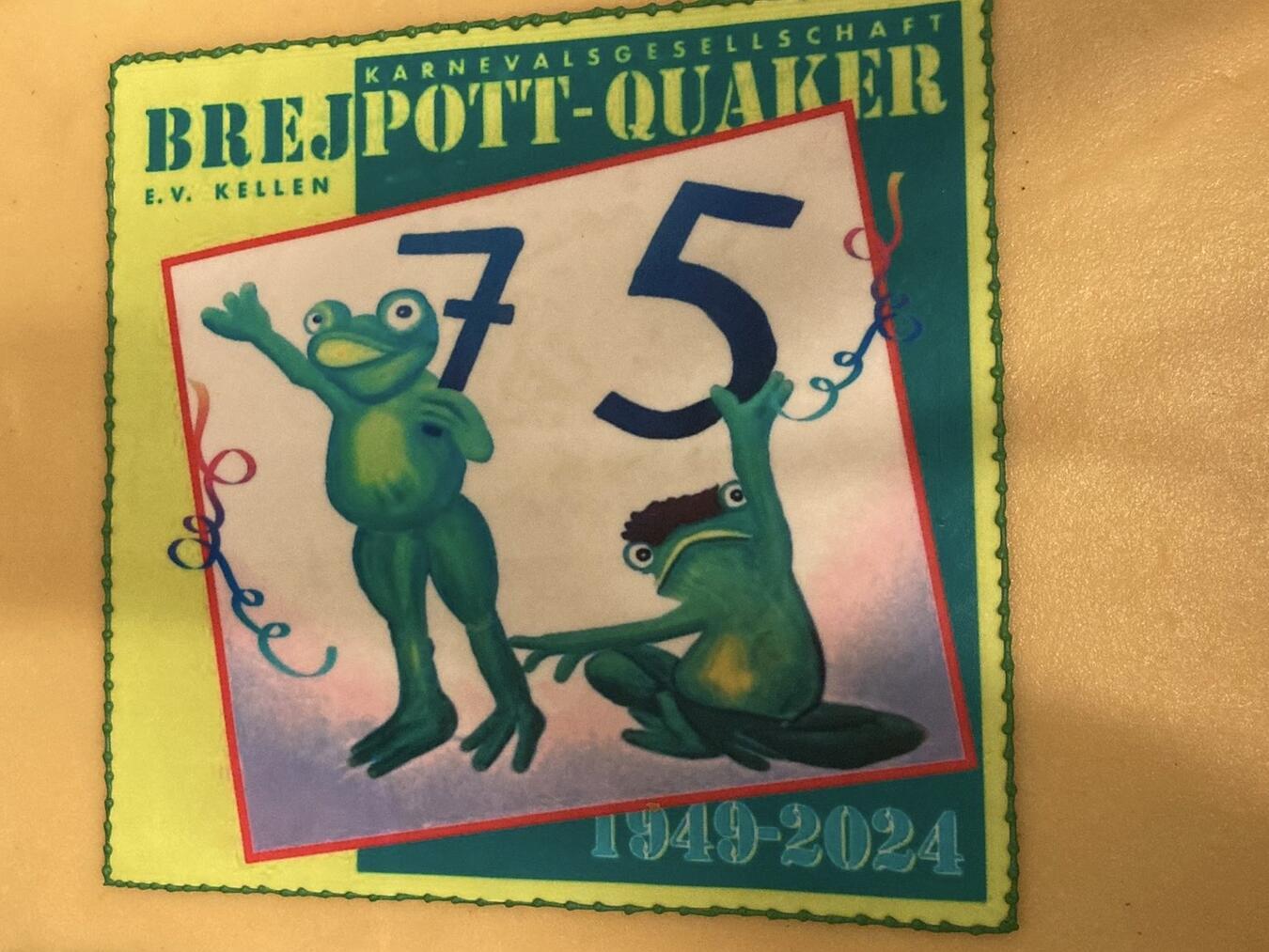 Die Geburtstagstorte wurde um Mitternacht gemeinsam angeschnitten. Foto: Brejpott-Quaker