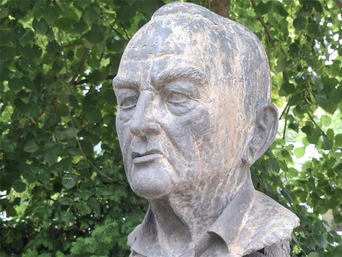 Die Gedenkbüste von Dr. Leo Pünnel auf dem Werkstattgelände in Rees-Groin. Foto: LHUN