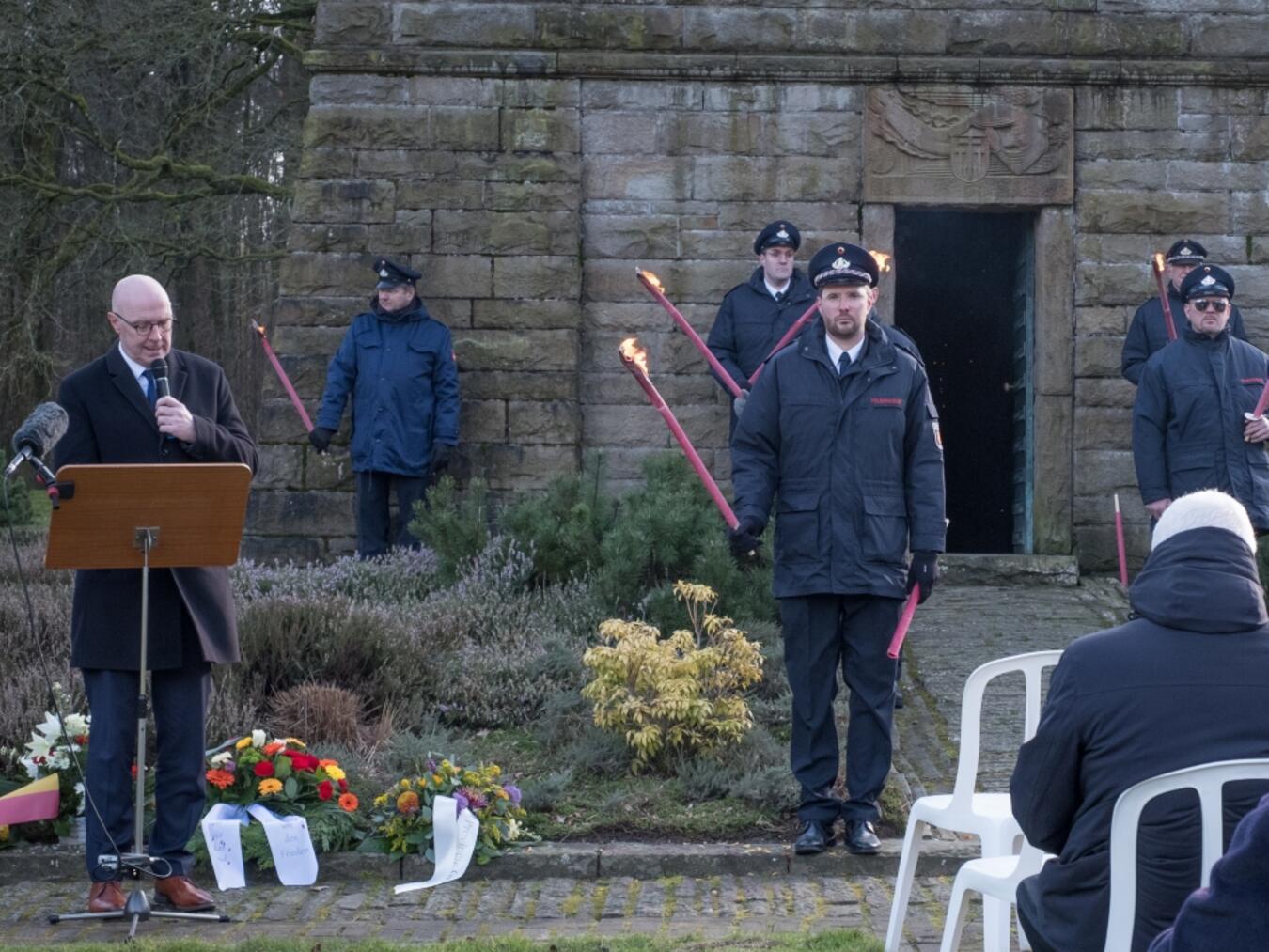 Die Gedenkveranstaltung fand nach der Andacht ihre Fortsetzung auf dem Ehrenfriedhof in Donsbrüggen. Foto: Paul ten Broeke