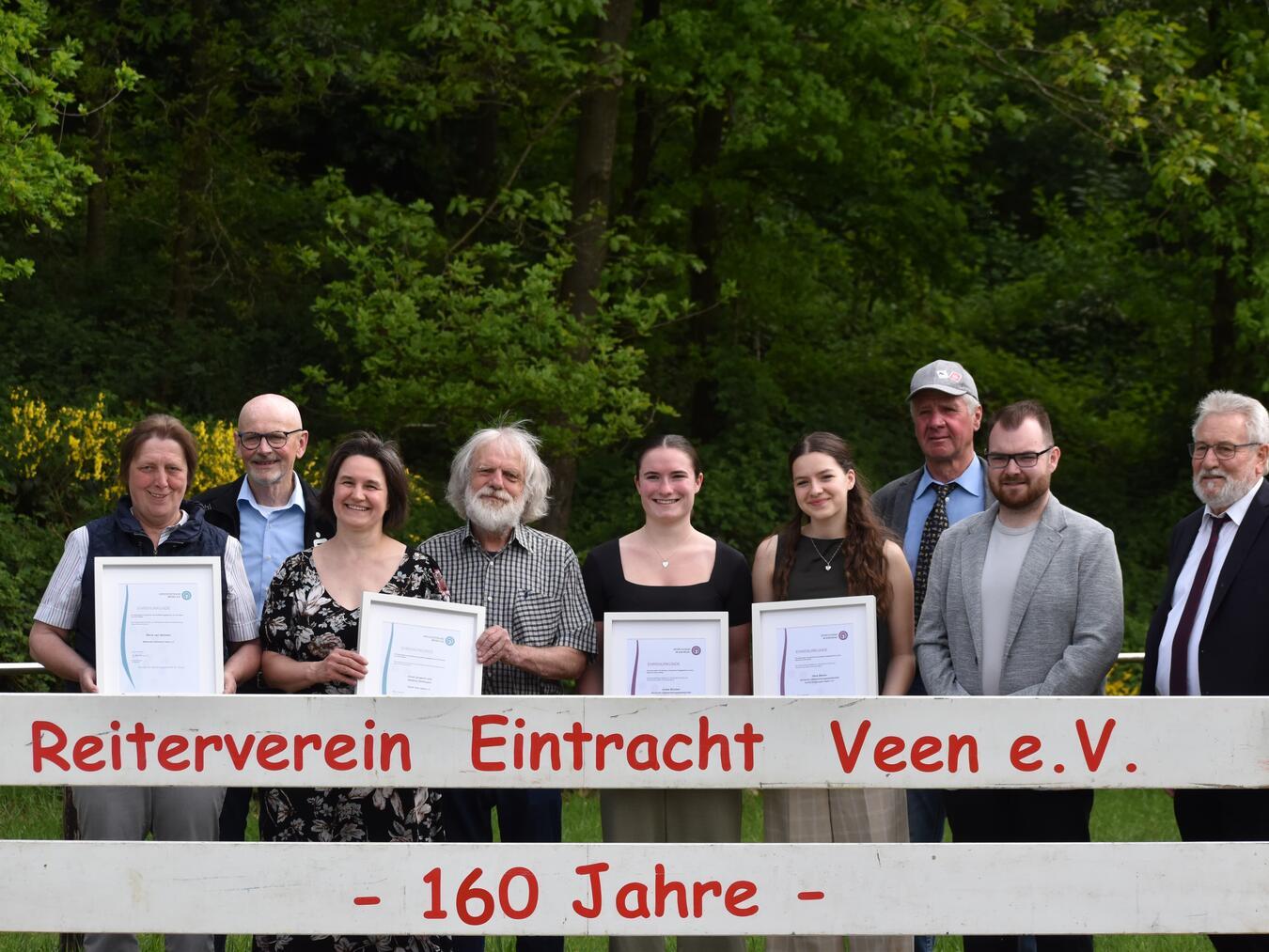 Die Geehrten: erste Reihe (v.l.) Maria van Nahmen, Heidrun Hoffmann, Josef Jürgens, Greta Bücken, Hera Becks, Pascal Smit (Jugend Vorstand KSB Wesel) und Jürgen Sura (Vorstandsvorsitzender GSV Alpen); zweite Reihe (v.l.): Gustav Hensel (Vorsitzender KSB Wesel) und Werner Keisers (Vorsitzender RV Eintracht Veen). Foto: Nadine Ingenerf