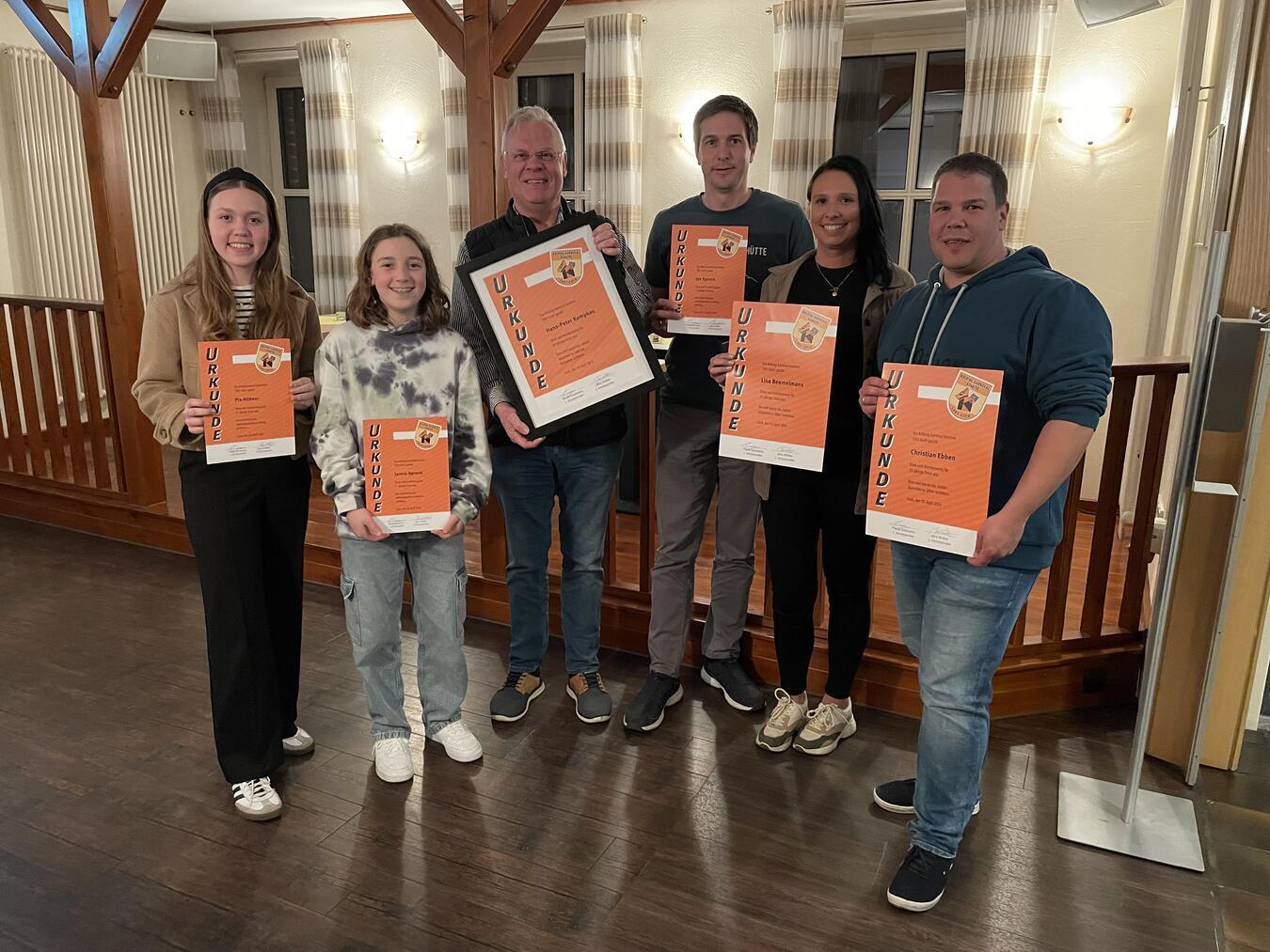 Die geehrten Jubilare (v. l.): Pia Hübner, Jannis Spronk, Hans-Peter Kempkes, Jan Spronk, Lisa Beemelmans und Christian Ebben. Foto: privat