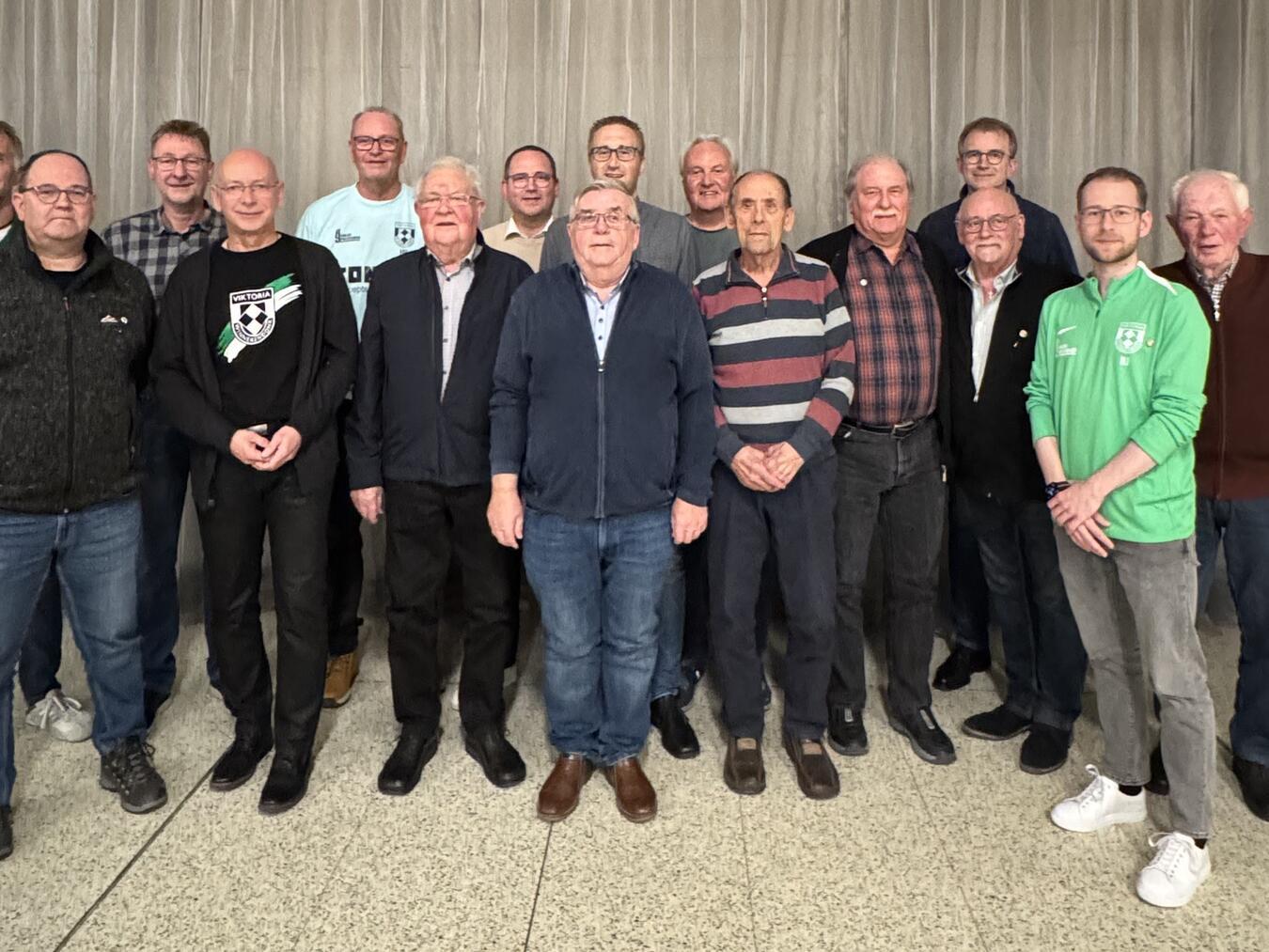 Die geehrten Mitglieder des Sportvereins Viktoria Winnekendonk, von links: Ralf Eichhoff, Eric Siebers, Wolfgang Schlusen, Peter Schlossarek, Helmut Rankers, Ernst Schlusen, Thomas Aben, Willi Verheien, Rainer Eichhoff, Werner Louven, Werner Verrieth, Werner Musielak, Hans-Heinrich Hebben, Georg Derks, Noel Jarling, Hans Blenkers. Foto: privat