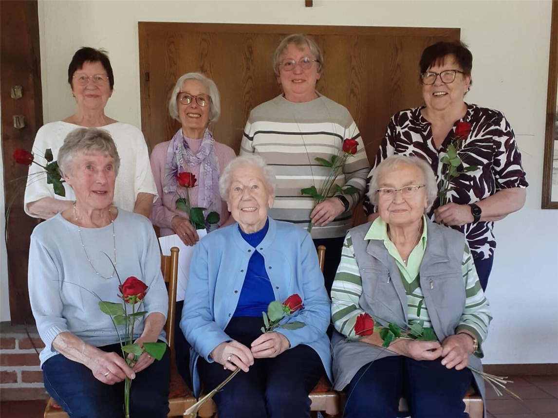 Gruppenfoto der geehrten Frauen Johanna Joosten, Hilde Tippmann, Marga Schmitz mit Christa Seelen, Julia Schwarze, Erika Jorissen, Hildegard Lohmann.