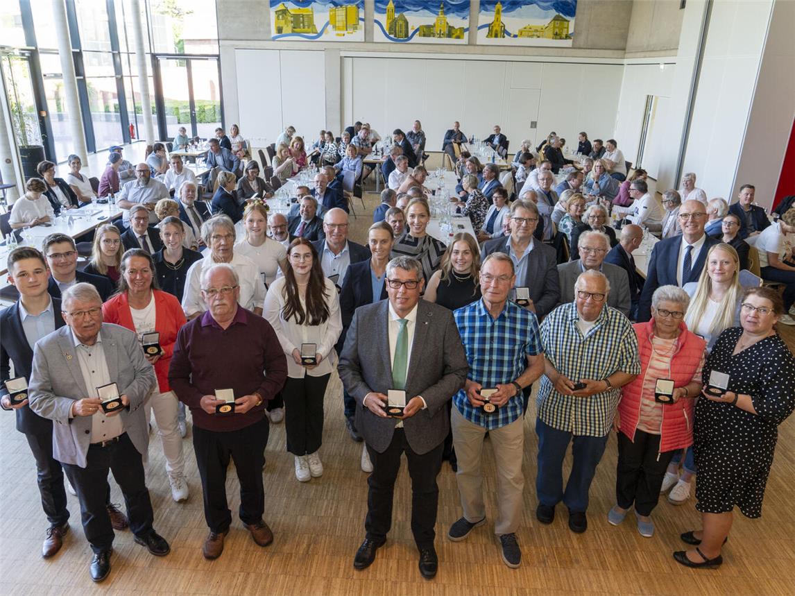 Die geehrten Sportler und ehrenamtlich Tätigen präsentieren sich mit ihren Medaillen dem Fotografen. Foto: Kreis Kleve/Gerhard Seybert