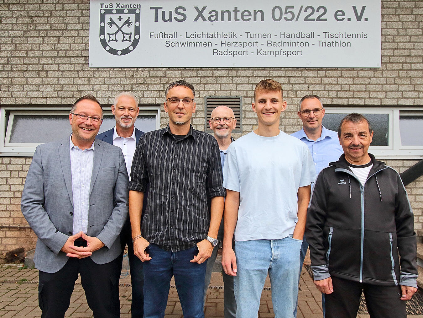 Xanten: Kreissportbund Wesel ehrt Tobias Paaßen und Julian Schmelzer als Ehrenamtliche im Sport Die Geehrten und Gratulanten: Bürgermeister Thomas Görtz, Theo Neu (SSV Xanten), Tobias Paaßen , Gustav Hensel (KSB Wesel), Julian Schmelzer, Jürgen Terhorst (Viktoria Birten) und Roland Seerau (SSV Xanten; v.l.) NN-Foto: Theo Leie
