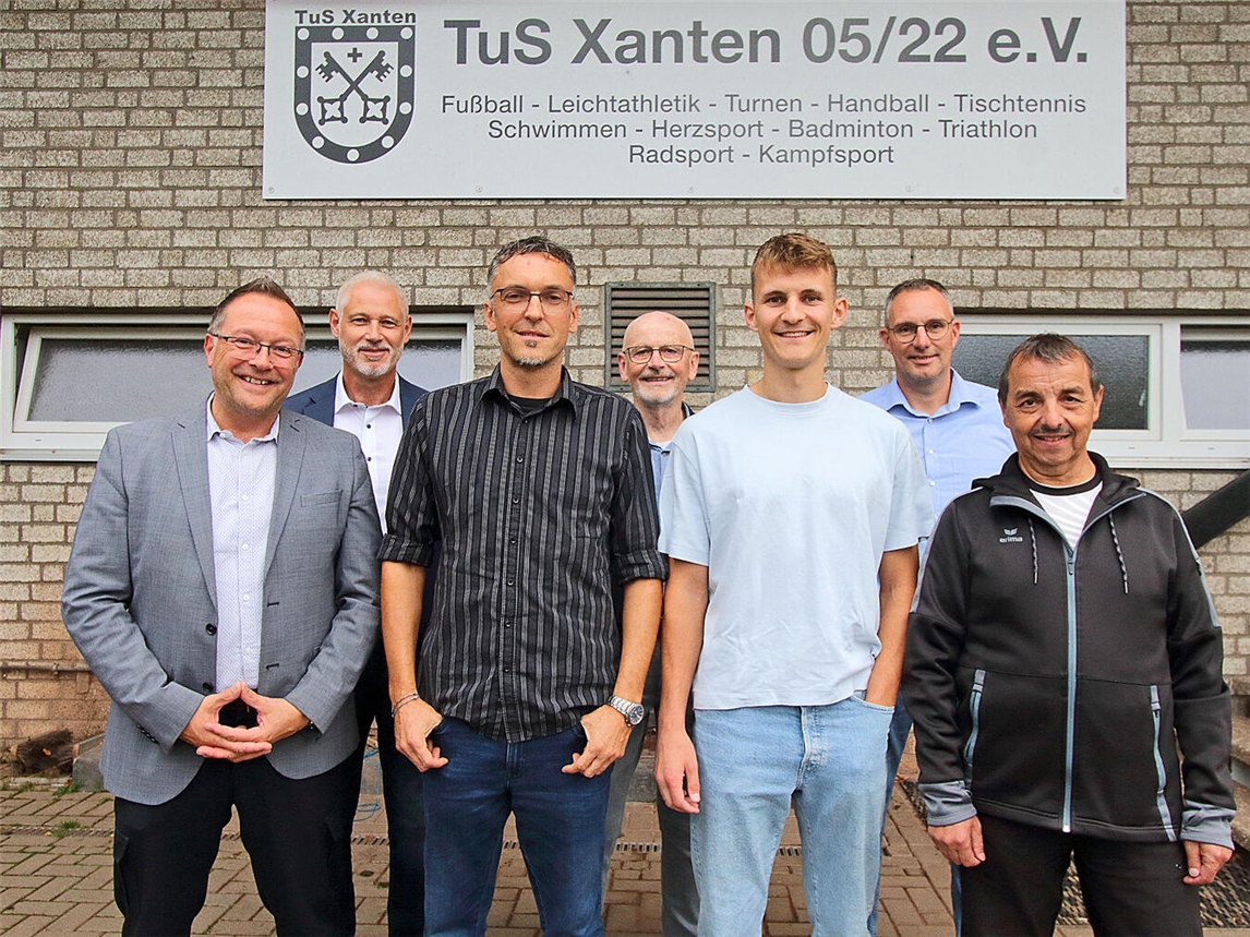 Die Geehrten und Gratulanten: Bürgermeister Thomas Görtz, Theo Neu (SSV Xanten), Tobias Paaßen , Gustav Hensel (KSB Wesel), Julian Schmelzer, Jürgen Terhorst (Viktoria Birten) und Roland Seerau (SSV Xanten; v.l.) NN-Foto: Theo Leie