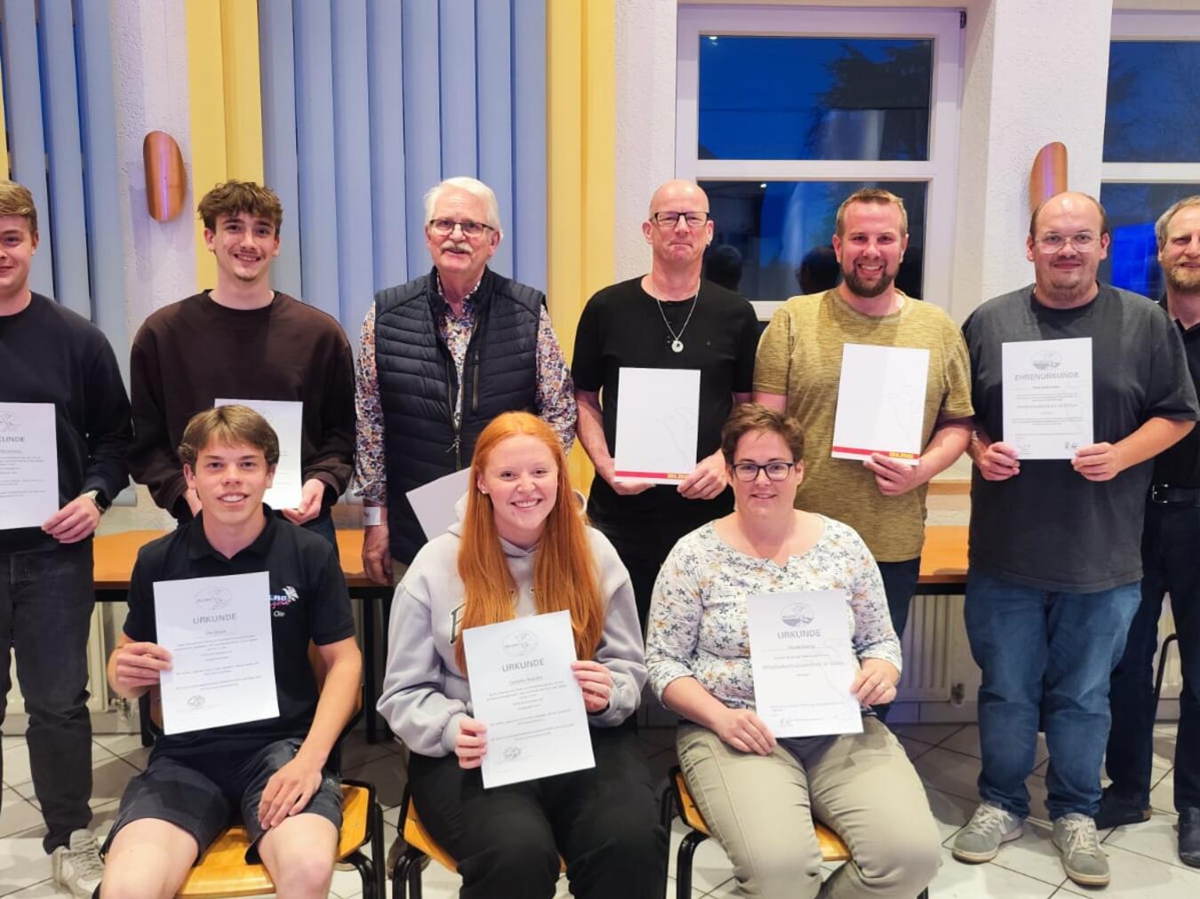 Die Geehrten (v.l., vorne sitzend): Ole Grave, Carlotta-Melodie Reykers und Claudia Roeling,(hinten stehend:) Paul Christiaens, Elias Janßen, Hans Wolters, Bernd Thyssen, Tobias Kulcke, Björn Saborowski und Herbert van Bühren. Foto: privat