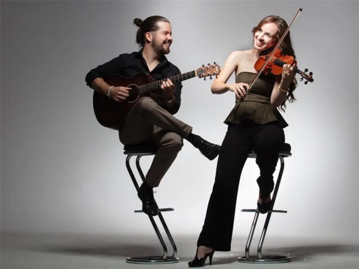 Die Geigerin Lea Brückner und der Gitarrist Gábor Ladányi eröffnen zum vierten Mal das Jahresprogramm des Kulturring Straelen.Foto: Johannes Lunenburg