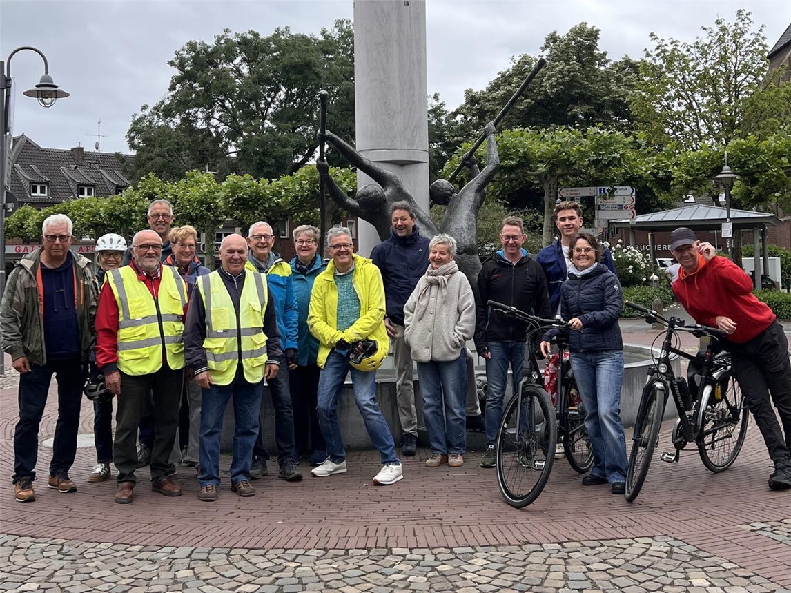 "Gruppe der Gelderner Grünen bei erfolgreicher Stadtradeln-Tour, lächelnd und zufrieden im Freien, Fahrradfahren, Umweltbewusstsein"