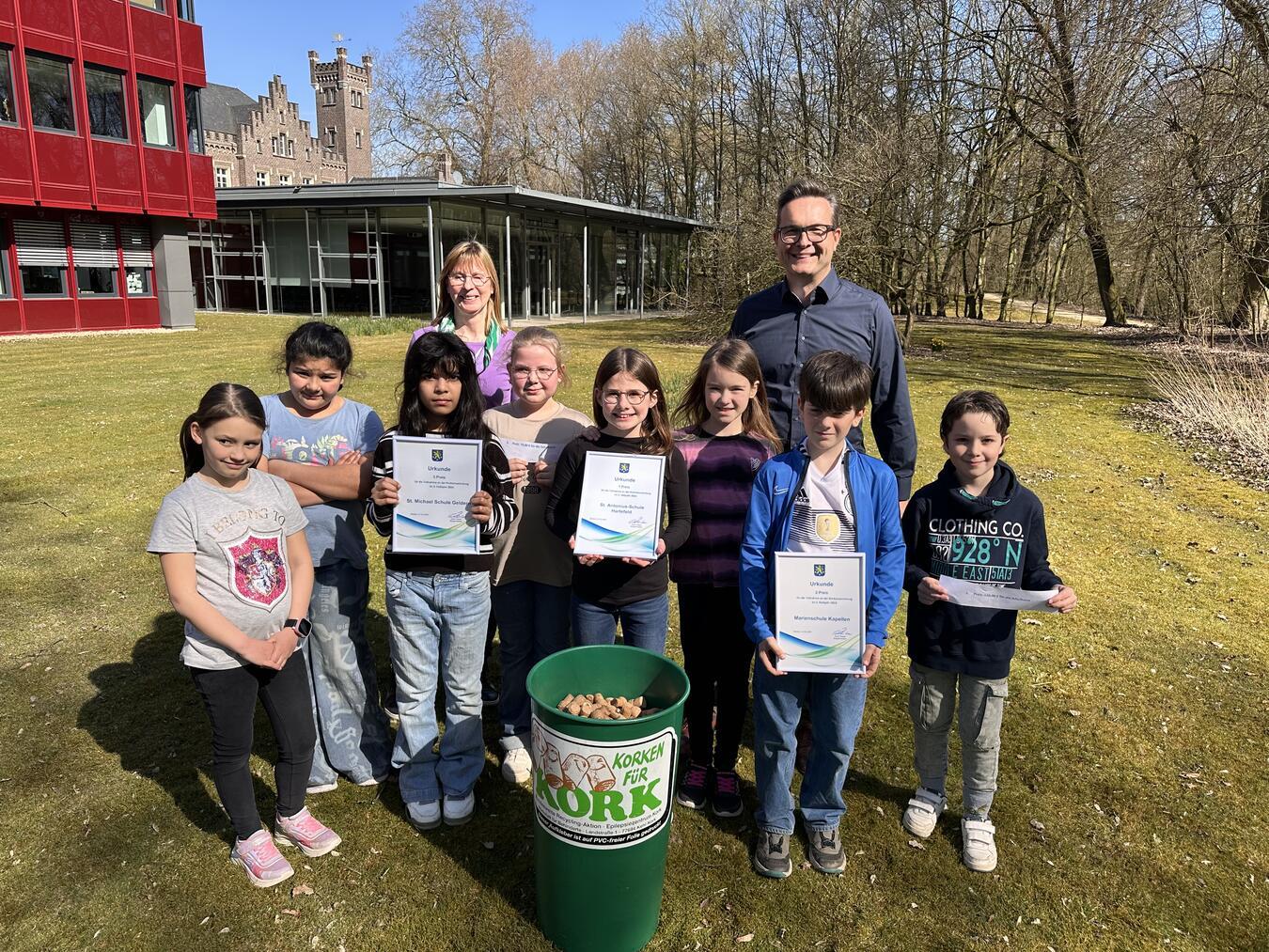 Die Gelderner Grundschulkinder sammelten insgesamt 3.180 Liter Korken.Foto: Stadt Geldern/Terhorst