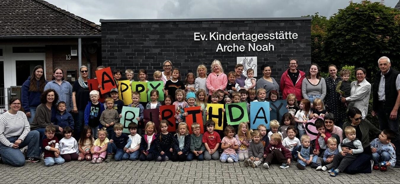 "Feier 30 Jahre Kita Arche Noah in Geldern mit Ballons und lachenden Kindern"