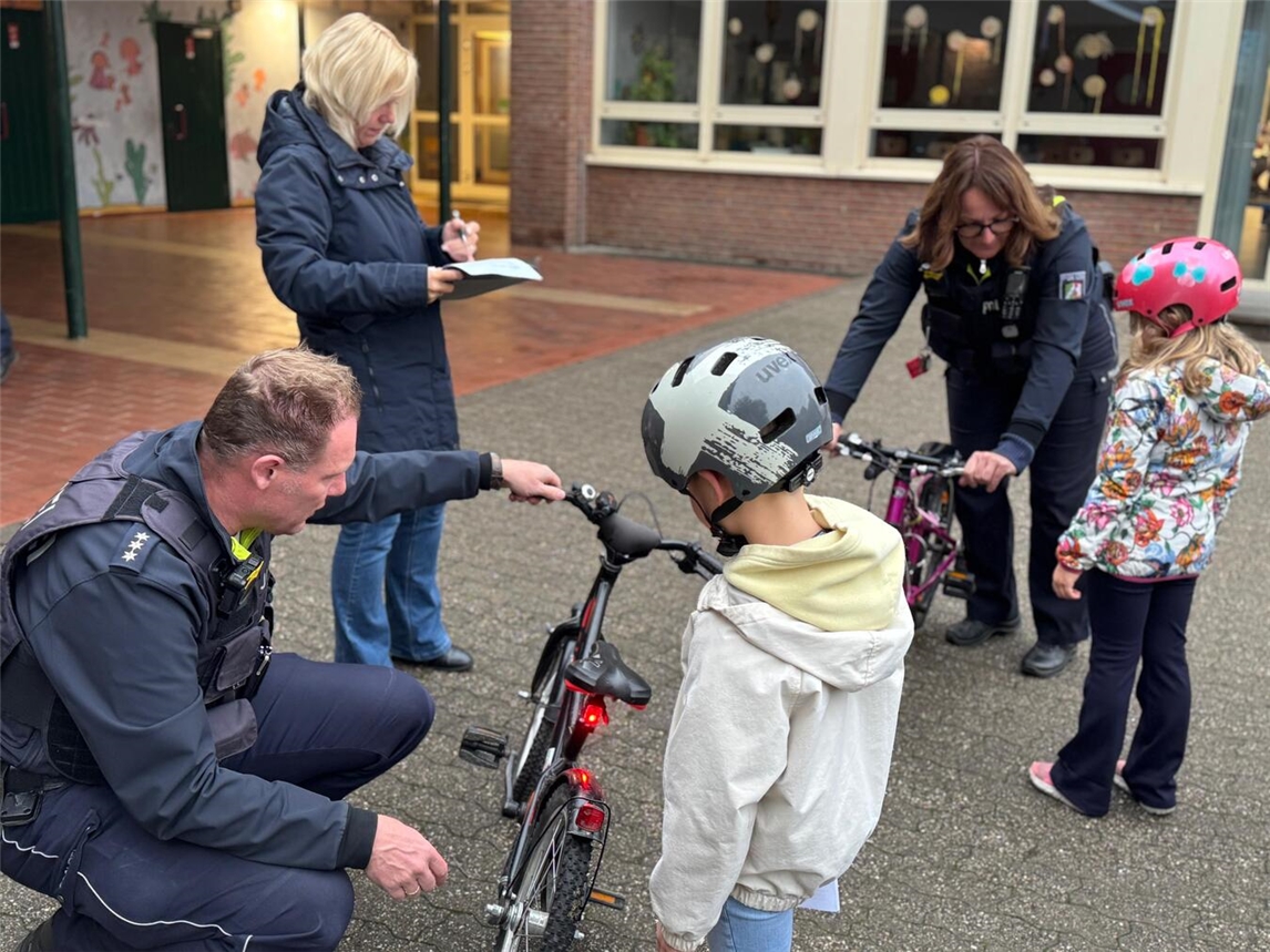 Die Gelderner Polizei und der Bereich Ordnung der Stadt Geldern haben die Fahrräder der Grundschulkinder kontrolliert.Foto: Stadt Geldern/Gossens