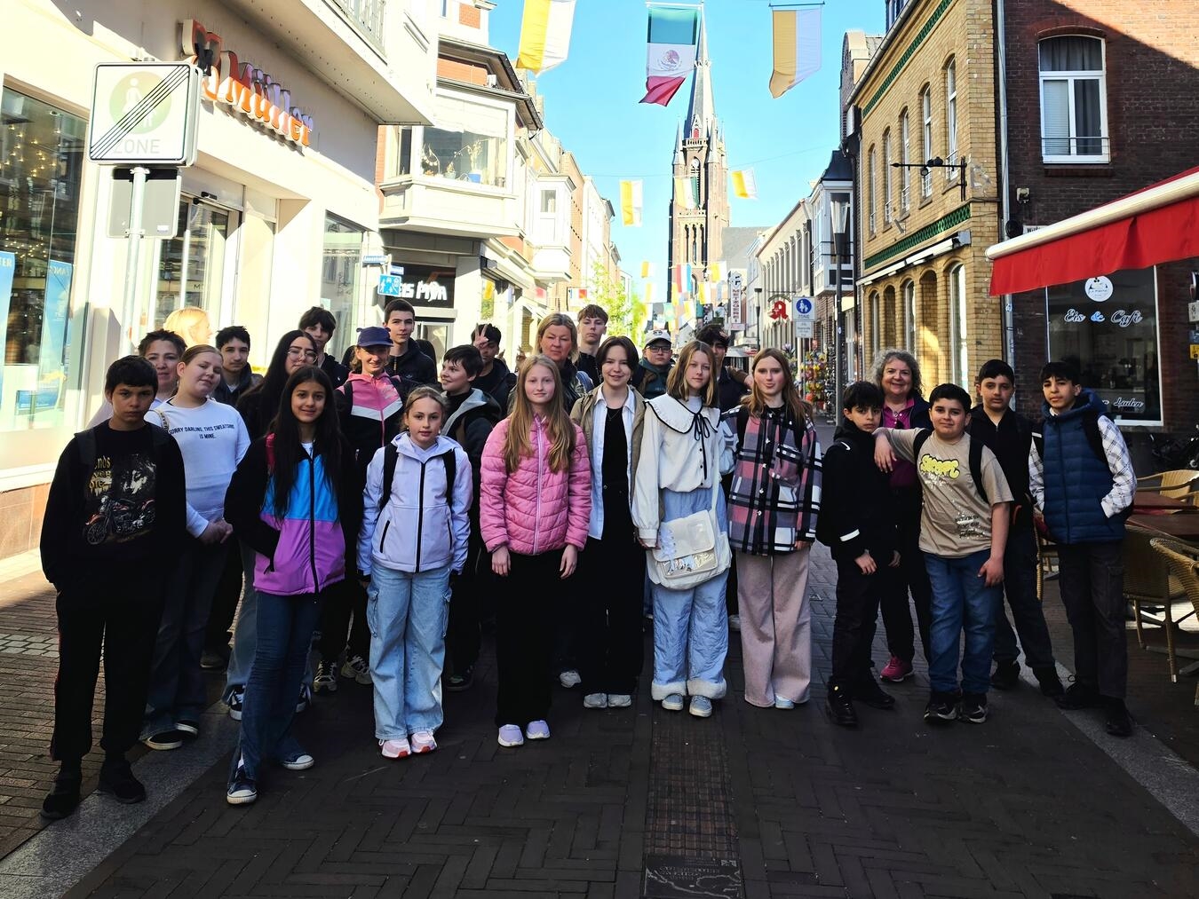 "Schulausflug der Gelderner Schule zur Wallfahrtsstadt Kevelaer, Schüler vor historischem Gebäude"