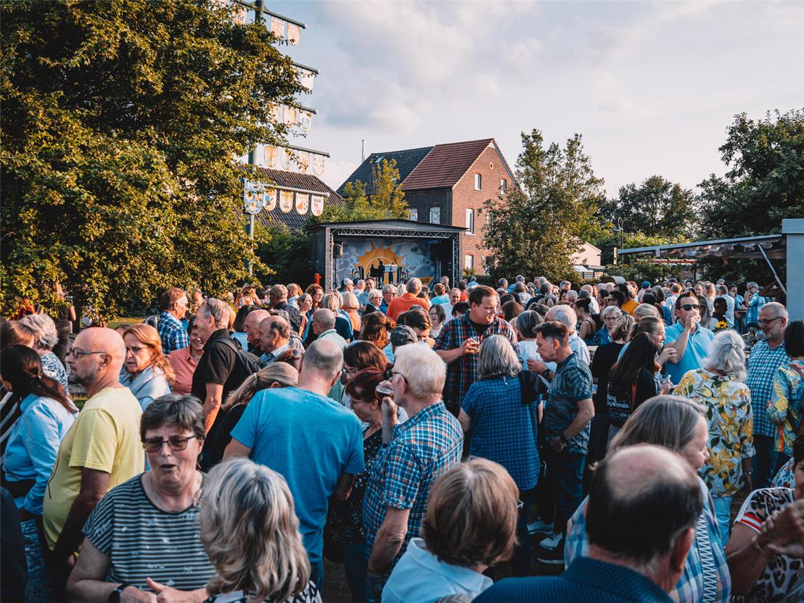 Die Gelderner-Sommer-Tour machte am vorigen Mittwoch Halt in Pont. Viele Gäste waren gekommen, um bei Live-Musik vom Duo „Levin & Ciara“ und einem schönen Rahmenprogramm des gatsgebenden Ponter Heimatvereins einen schönen Sommerabend zu verbringen.Foto: Stadt Geldern/Wunschkonzert.