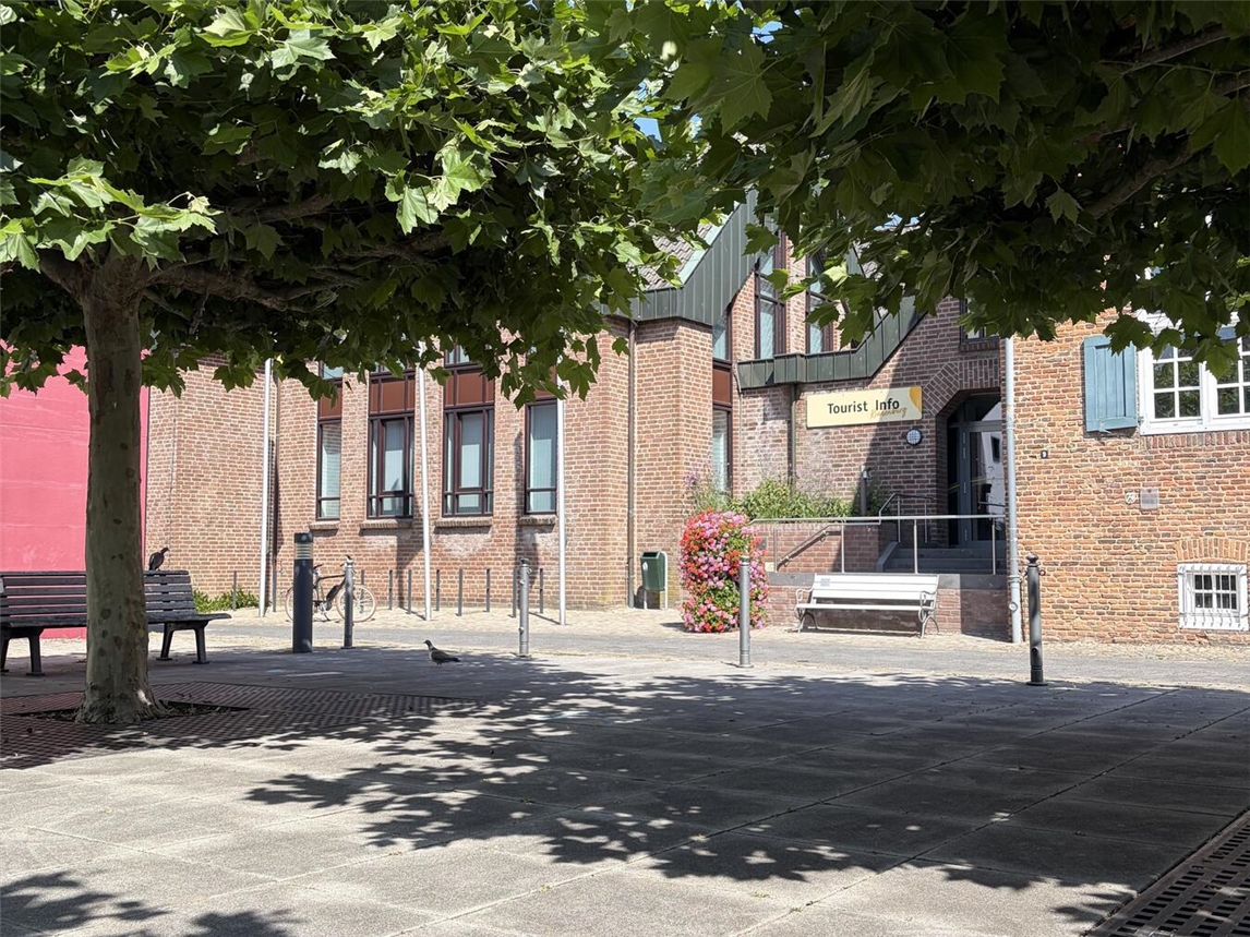"After-Work-Event auf dem Museumsplatz Kranenburg vor dem Bürgerhaus, organisiert von der Gemeinde Kranenburg"
