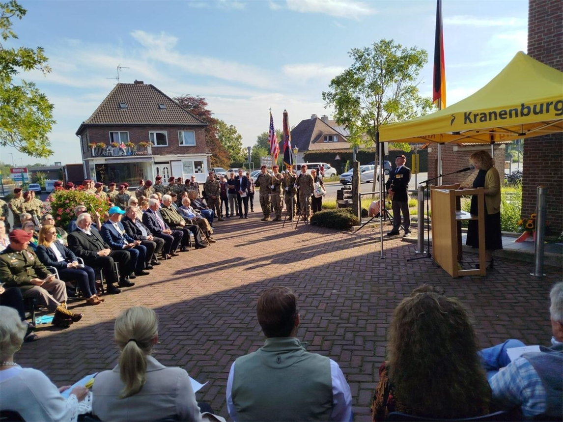 "Gedenkfeier vor dem Rathaus der Gemeinde Kranenburg, Menschen versammelt, Veranstaltung"
