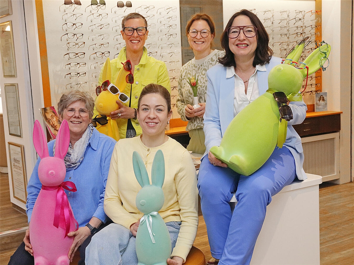 Fünf Frauen freuen sich auf den Nieukerker Modefrühling am 27. und 28. März. Sie strahlen in die Kamera und jede hält einen bunten Osterhasen auf dem Schoß.