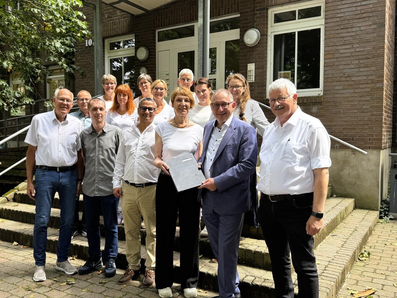 Die Gemeinschaftspraxis am Reeser Stadtgarten plant mit neuen Ärzten für die Zukunft in Rees: (v. li.): Dr. med. Dieter Schleip, Sasa Umicevic, Dr. Anuj Raturi, Birgit Künanz, Bürgermeister Sebastian Hense und Dr. med. Urban Schlaghecken. Foto: Stadt Rees
