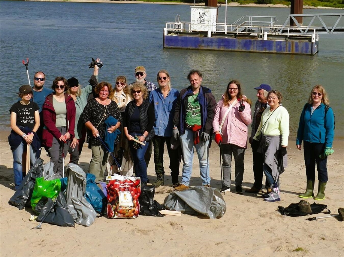 Die Geocacher aus dem Kreis Kleve bei einer ihrer Müllsammelaktion am Rheinufer. Foto: privat