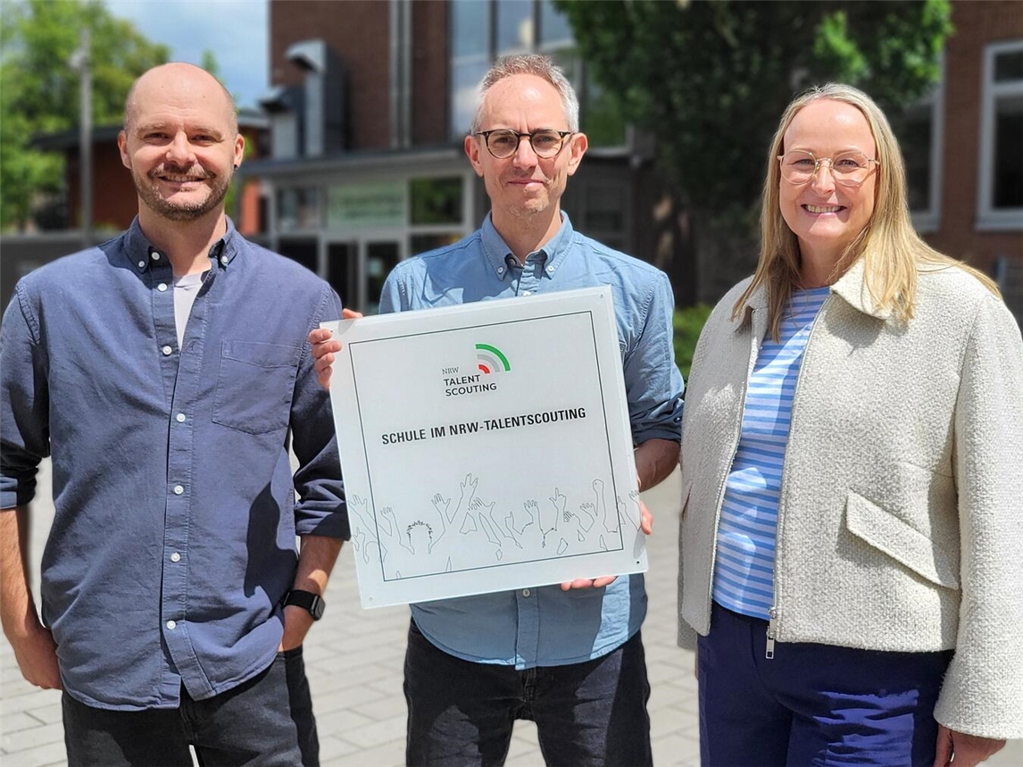 Gesamtschule Emmerich wird NRW-Talentscouting Kooperationsschule mit Talentscout, Koordinator und Schulleiterin vor Ort.