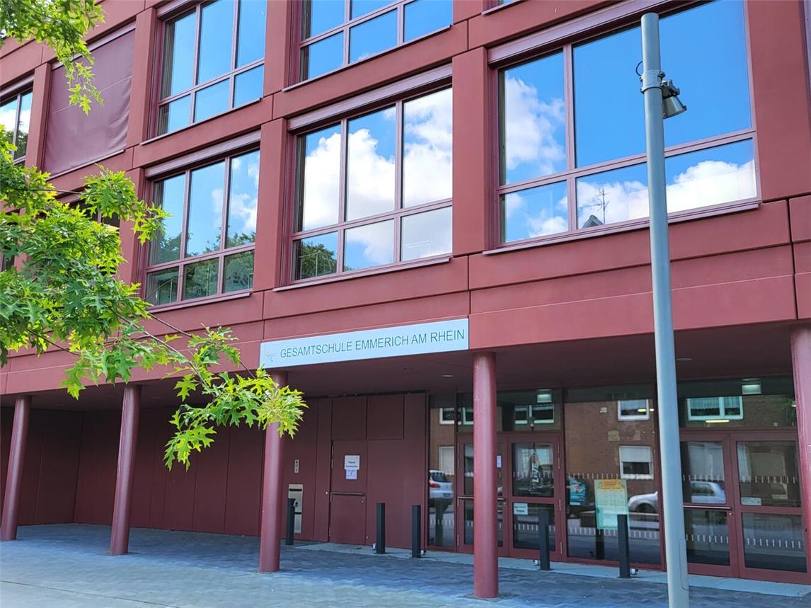 Die Gesamtschule in Emmerich darf sich über einen Erfolg beim Wettbewerb „Unsere Zukunft mit KI“ freuen. NN-Foto: Michael Bühs