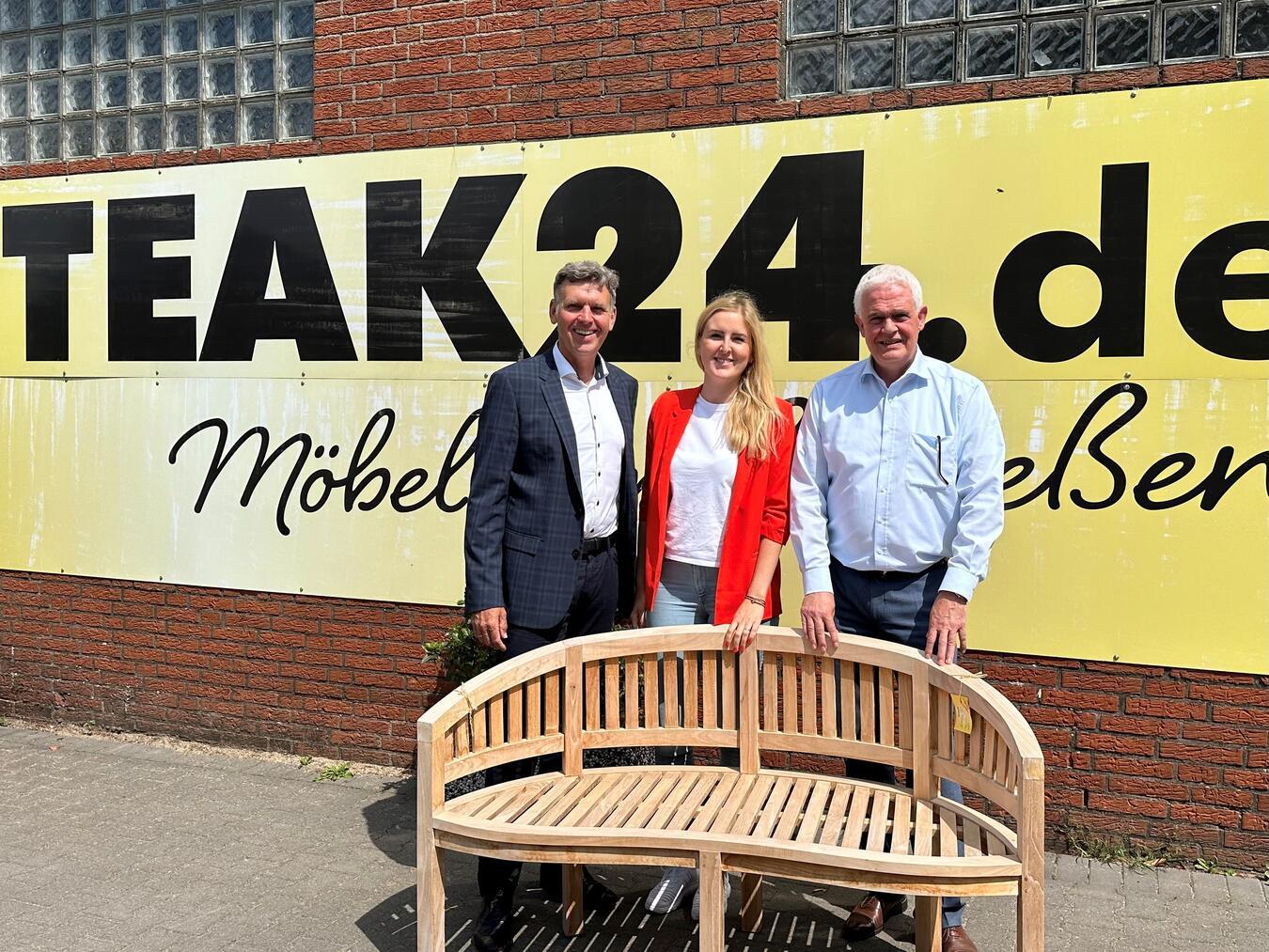 Bergmann gratuliert Teak24 zum Jubiläum Die Geschäftsführer Carolin und Johannes Hövelmann mit Günther Bergmann (r.). Foto: privat