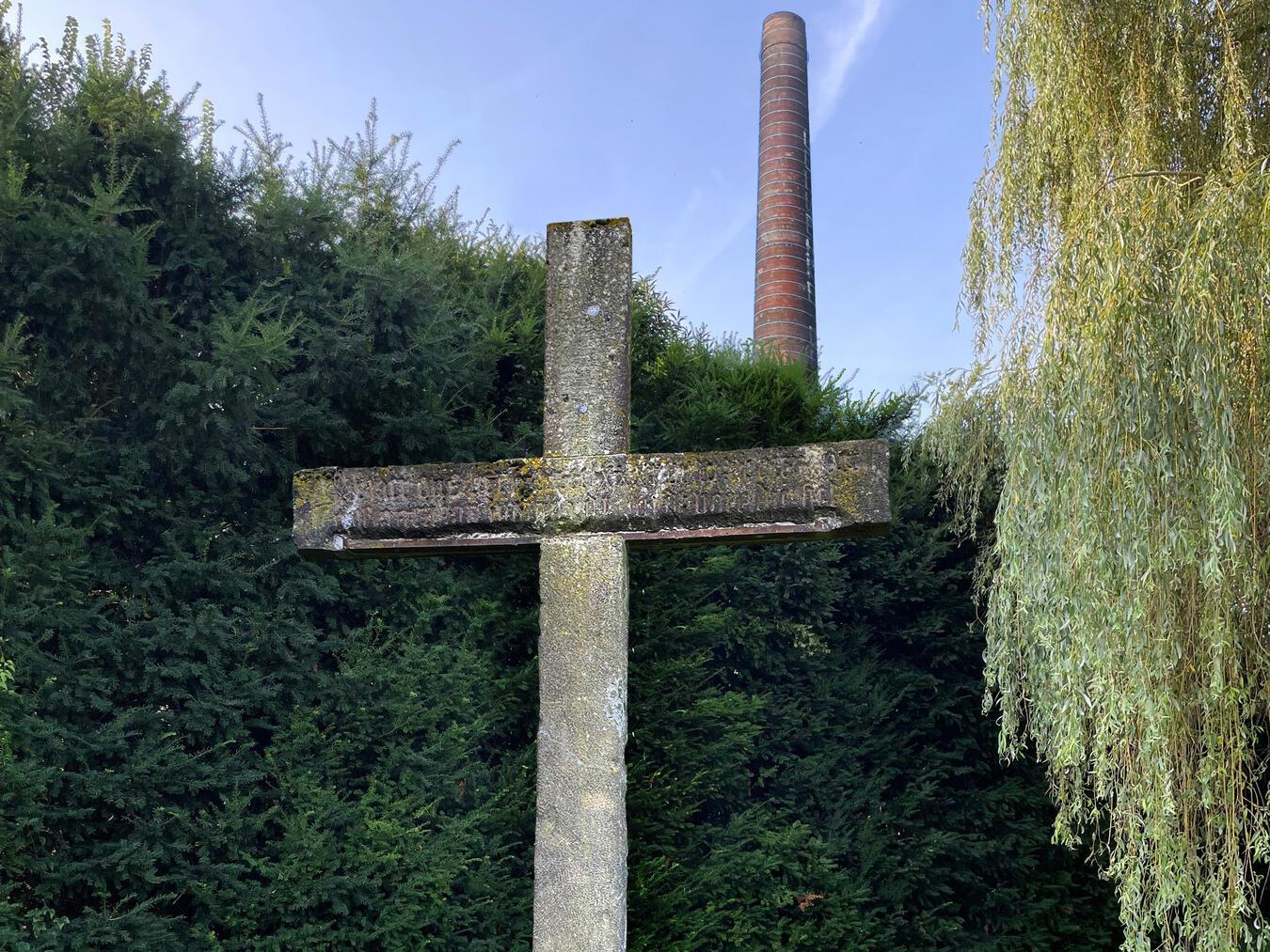 „Wahr-Zeichen“: Denkmäler öffnen in Rees und Emmerich Die Geschichte des Sühnekreuzes im Schatten des Germania-Schornsteins in Emmerich ist ein Thema der Stadtführung zum Denkmaltag am Sonntag, 8. September. Foto: Stadt Emmerich