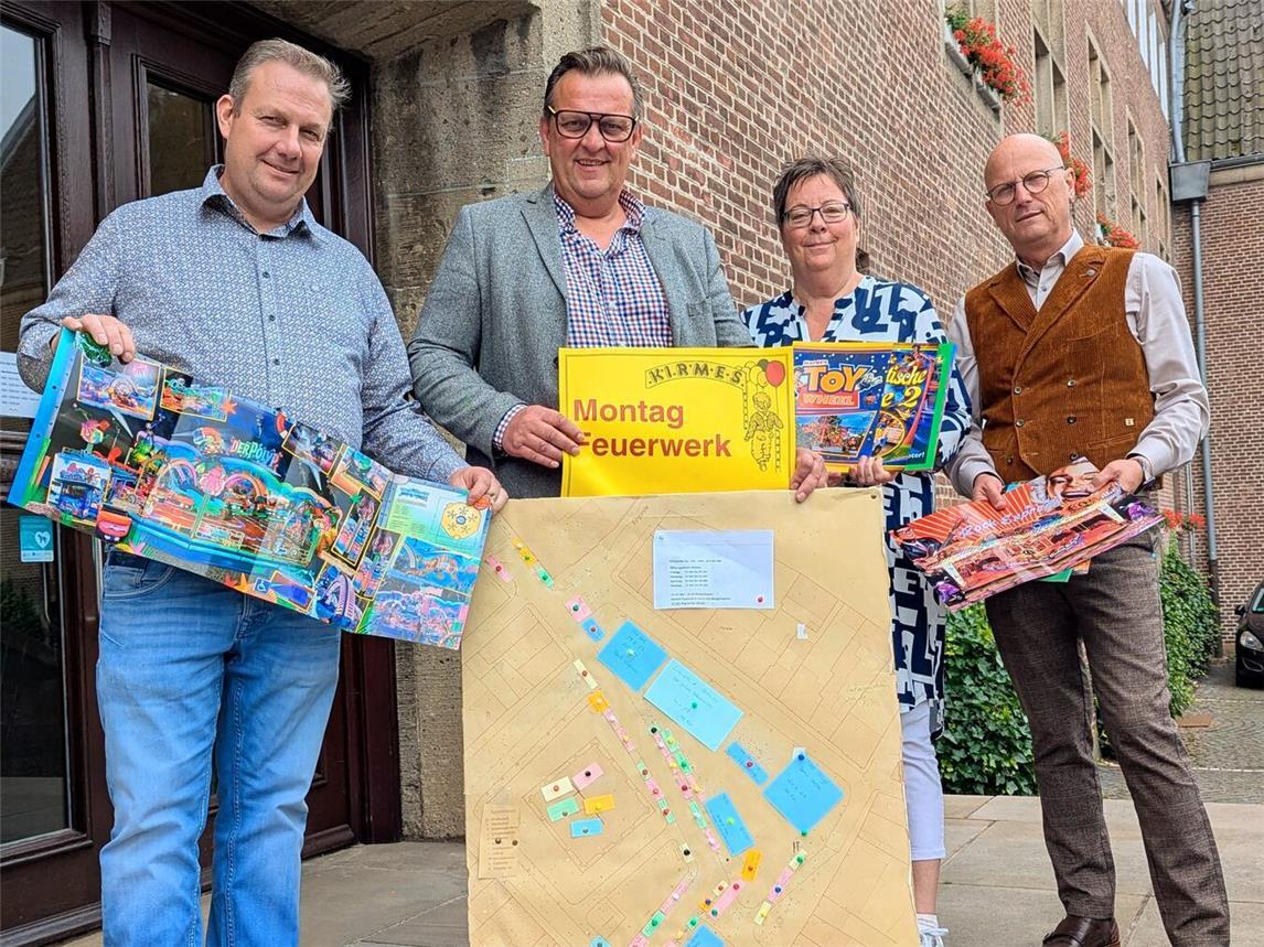 Die Gesichter hinter der Emmericher Kirmes (V.l) Mark Eul (Schaustellerverband), Dirk Janßen (Schaustellerverband), Gaby Tebaay (Kirmesarchitektin und Ordnungsamt) sowie Bürgermeister Peter Hinze. Foto: JK
