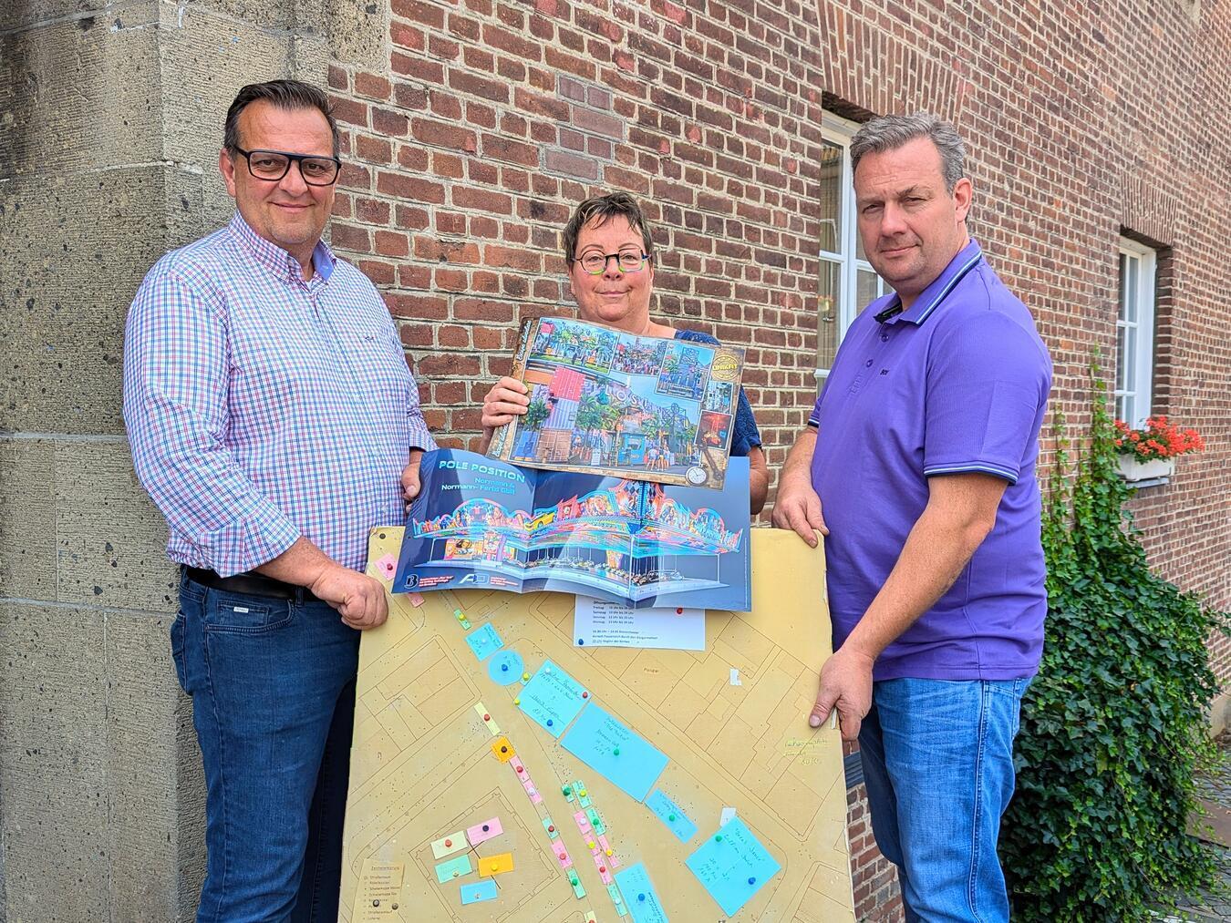 Die Gesichter hinter der Jahrmarktsause: (V.l) Dirk Janßen (Schaustellerverband), Gaby Tebaay (Kirmesarchitektin und Ordnungsamt) und Mark Eul (Schaustellerverband).NN-Foto: J. Kurschatke