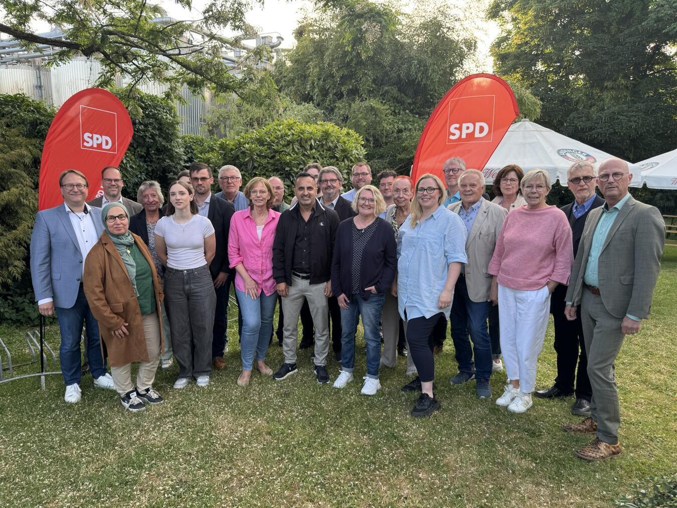 Die gewählten Kandidaten der SPD mit Bürgermeister Peter Hinze (r.). Foto: privat