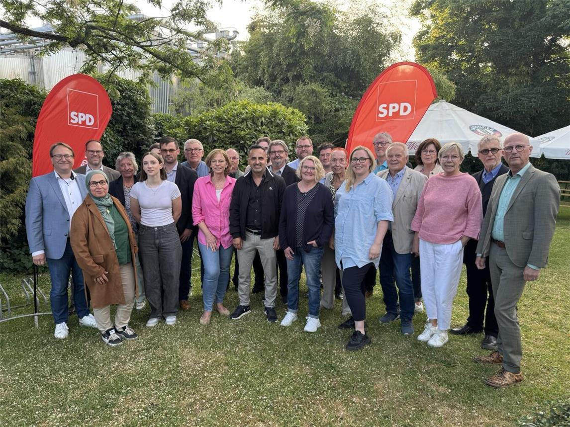 Die gewählten Kandidaten der SPD mit Bürgermeister Peter Hinze (r.). Foto: privat