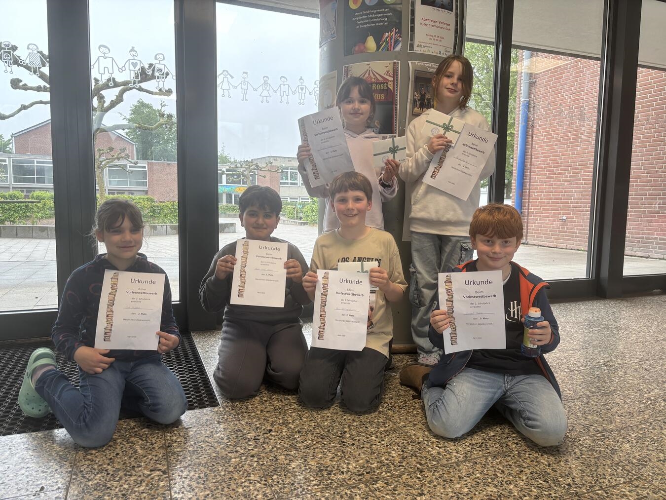 "Gewinner des Lesewettbewerbs: 1. und 2. Platz, Foto privat, Buchwettbewerb Siegerehrung"