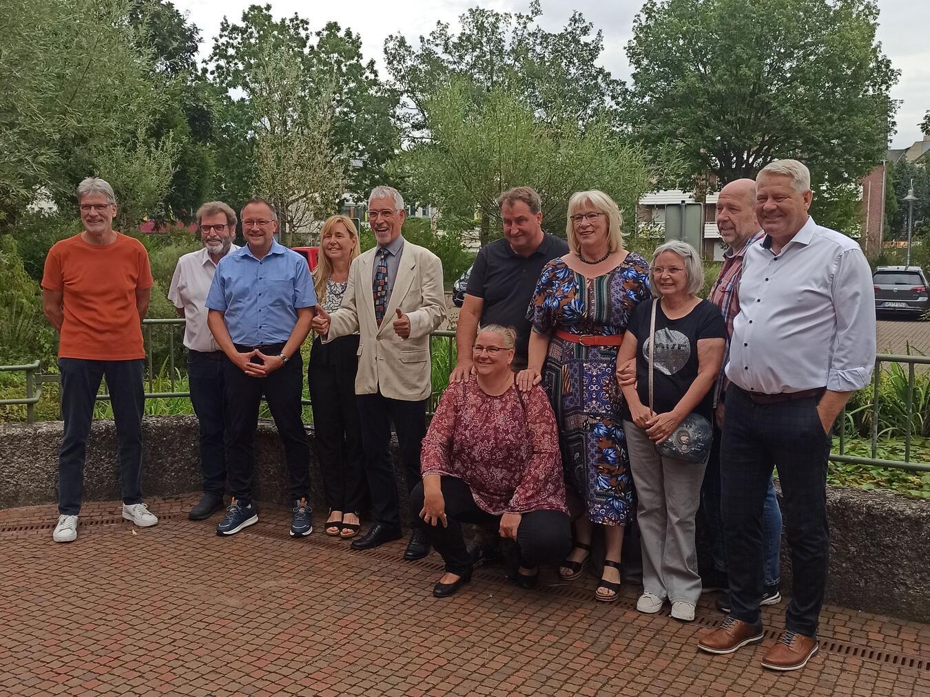 Xanten-Wardt gewinnt „Unser Dorf hat Zukunft“ Die Gewinner aus Wardt mit Kreisvorstand Helmut Czichy (r.), Jury-Sprecher Peter Nienhaus (2.v.l.) sowie Xantens Bürgermeister Thomas Görtz (3.v.l.). Foto: Kreis Wesel