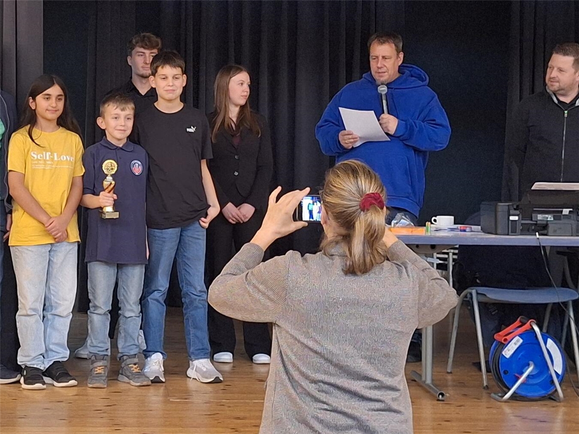 Die Gewinner der Jahrgangsstufen 5 und 6 vom Freiherr-vom-Stein-Gymnasium-Kleve bei der Siegerehrung. Foto: Uedemer Schachklub