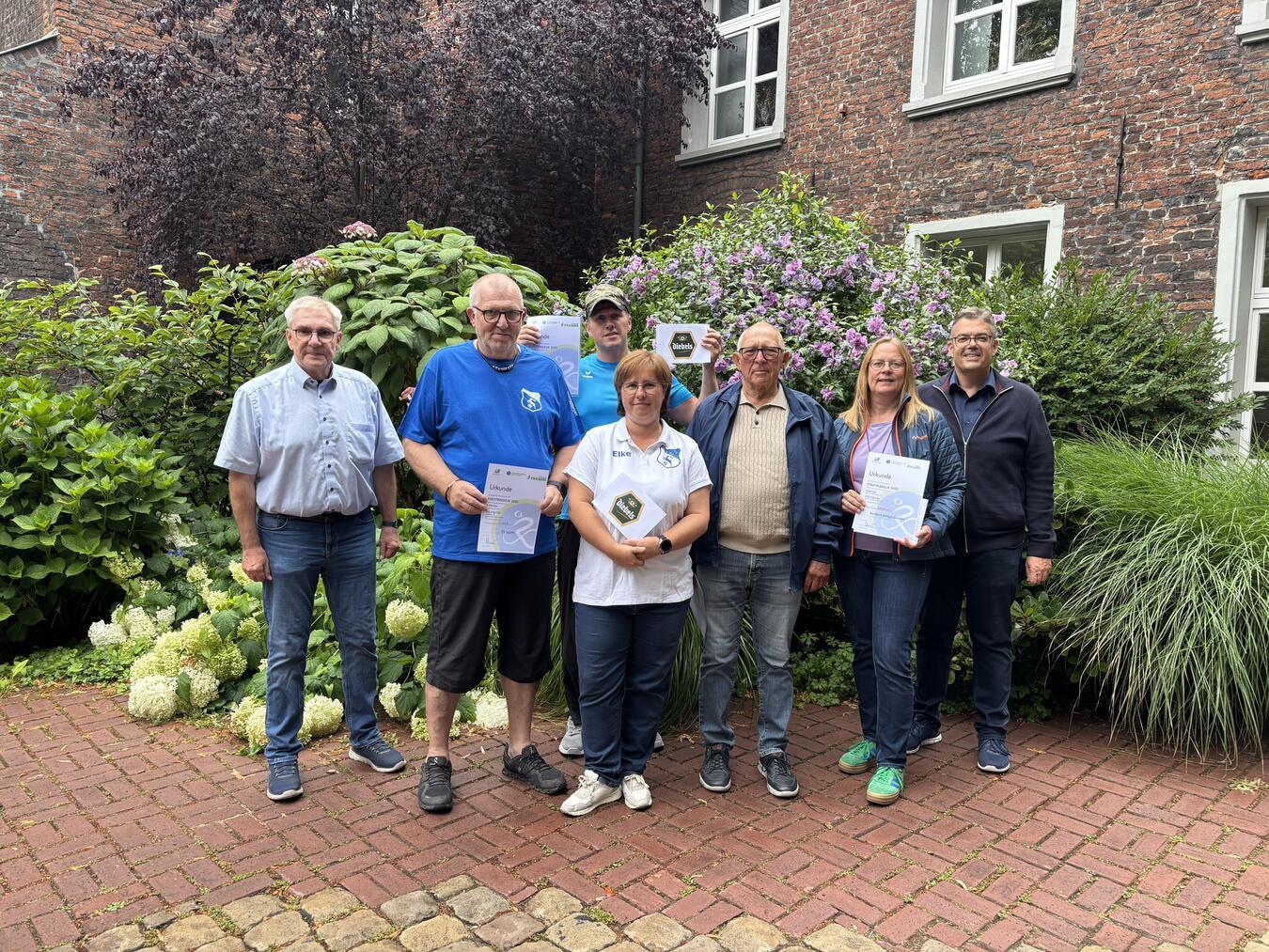 Die Gewinner der Team- und Einzelwertungen mit Wirtschaftsförderer Franz-Josef Hüls und dem allgemeinen Vertreter des Bürgermeisters, Alexander Alberts.Fotos: Gemeinde Issum