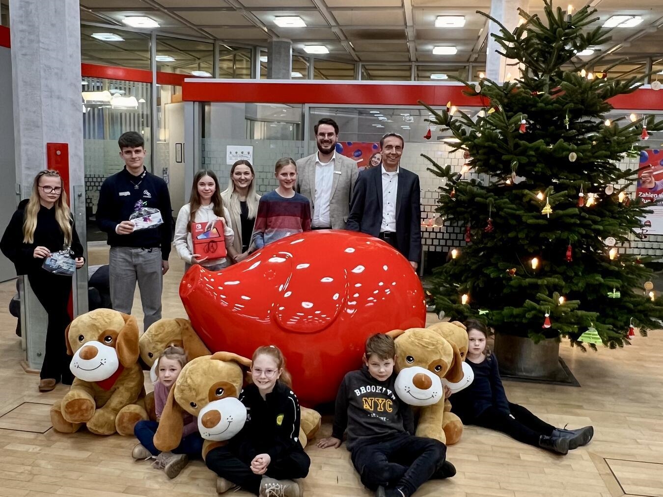 Die Gewinner der Weltsparwoche mit Vorstandsvorsitzendem Wilfried Röth (hinten rechts), Leiter Privatkundenmanagement Tobias Conrad (neben Röth) und Karoline Pesnjak, Vertriebsmanagement (hinten, 4.v.l.). Foto: Sparkasse Rhein-Maas