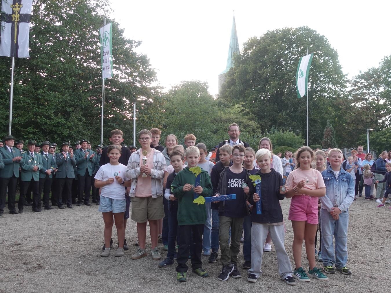 Die Gewinner des Kinder-Schützenfests mit dem noch amtierenden Schützenkönig Christian Giesen und seiner Königin Sina von Lier (hinten mittig). Kinderschützenkönig ist Mattes Beckmann (3. v.l. mit Pokal) und seiner Königin Tilda Staymann (links daneben). Foto: Schützen