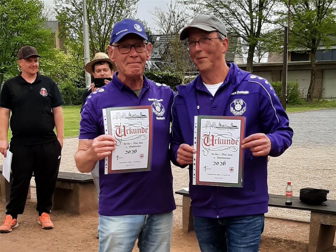 "Herbert Schmeing und Wolfgang Kastein, Turniersieger vom Bocholter Verein, lächeln nach ihrem Sieg."
