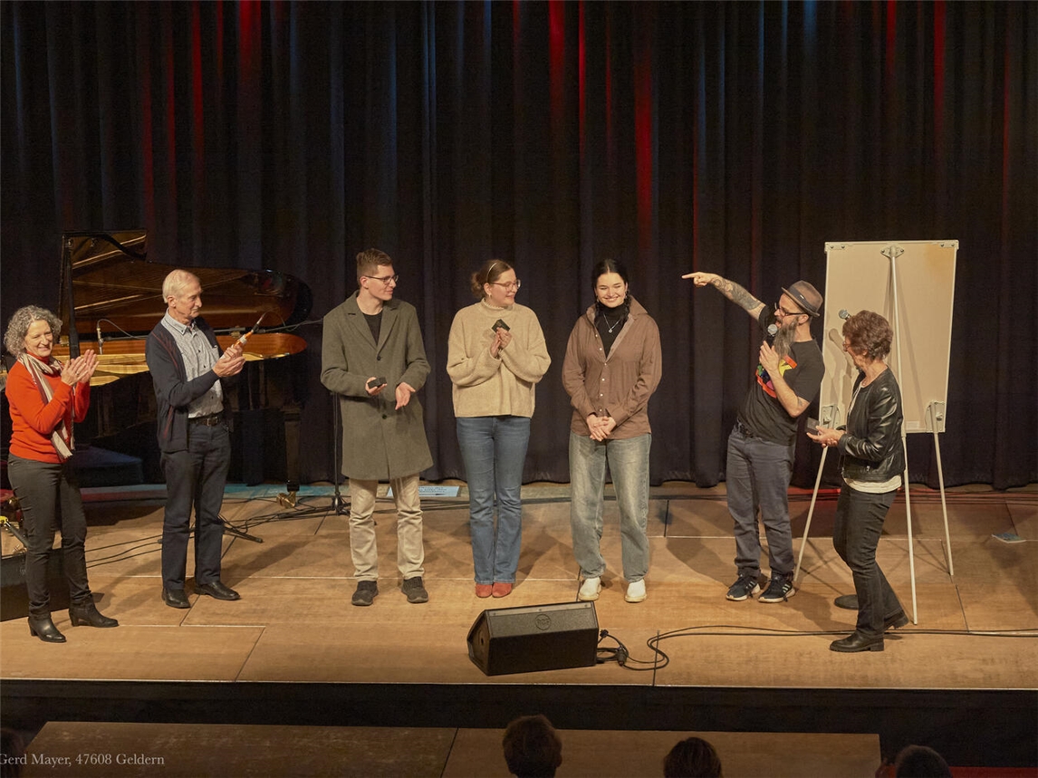 Die Gewinner von rechts: Merle Ohlenkamp, Hannah Born, Sebastian Schirp und Günther Schmitz. Foto: Gerd Mayer