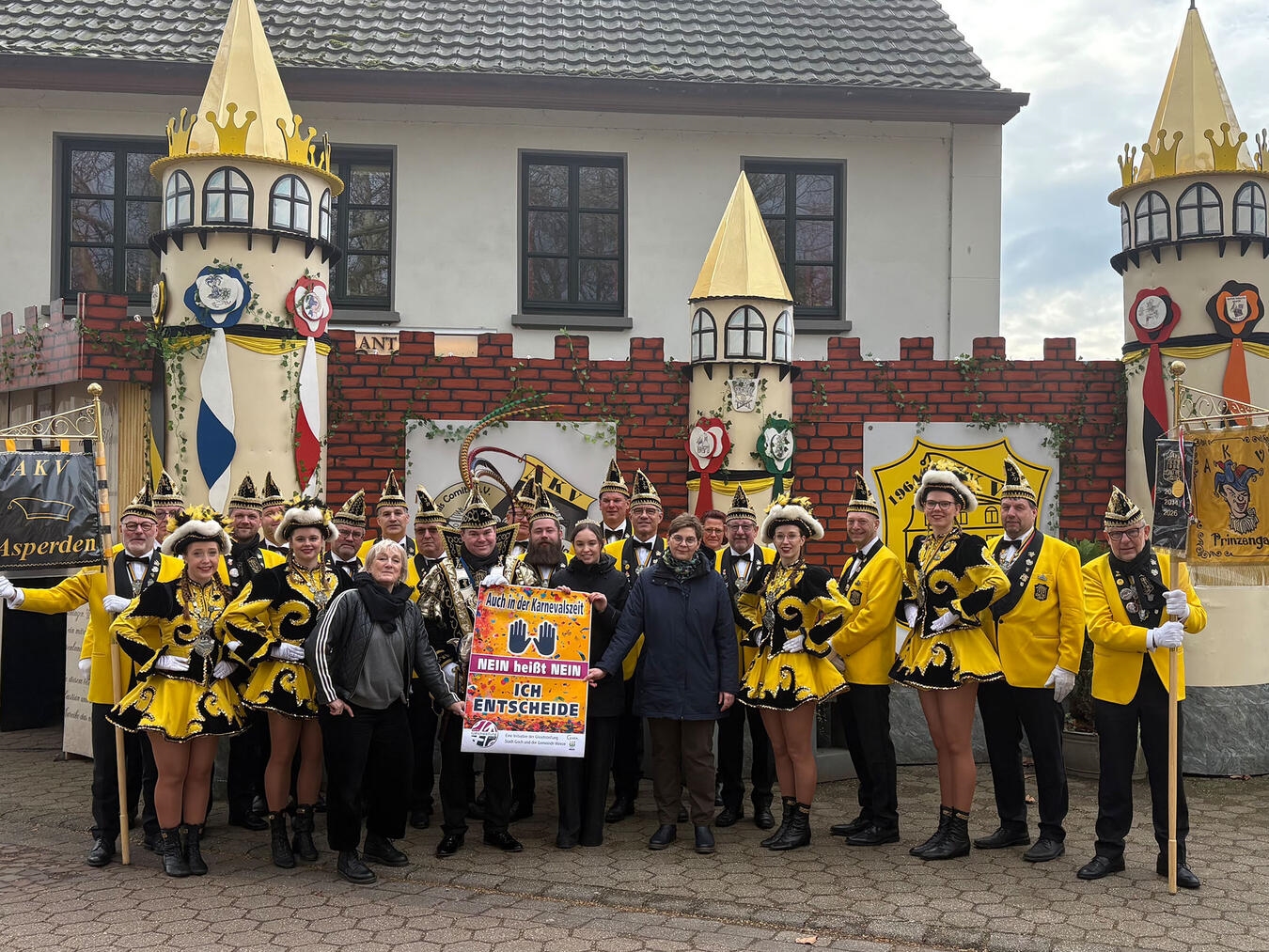 Die Gleichstellungsbeauftragten der Stadt Goch und der Gemeinde Weeze, Friederike Küsters und Nicola Roth, mit der Gocher Prinzengarde vom AKV Asperden. Foto: Katrin Düngel