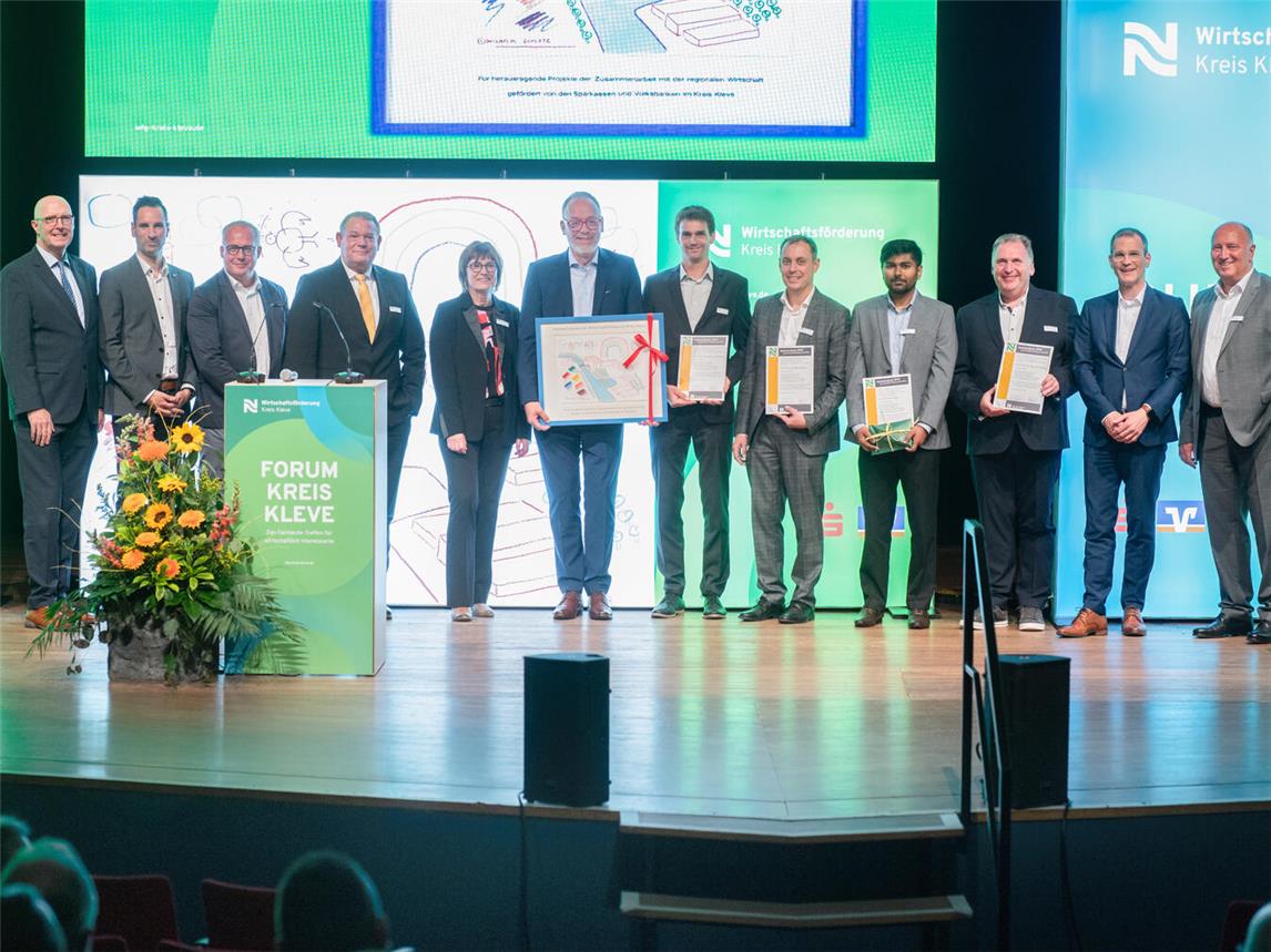 Die glücklichen Preisträger gemeinsam mit den Juroren auf der Bühne der Klever Stadthalle. Foto: Kreis-WfG/MVO