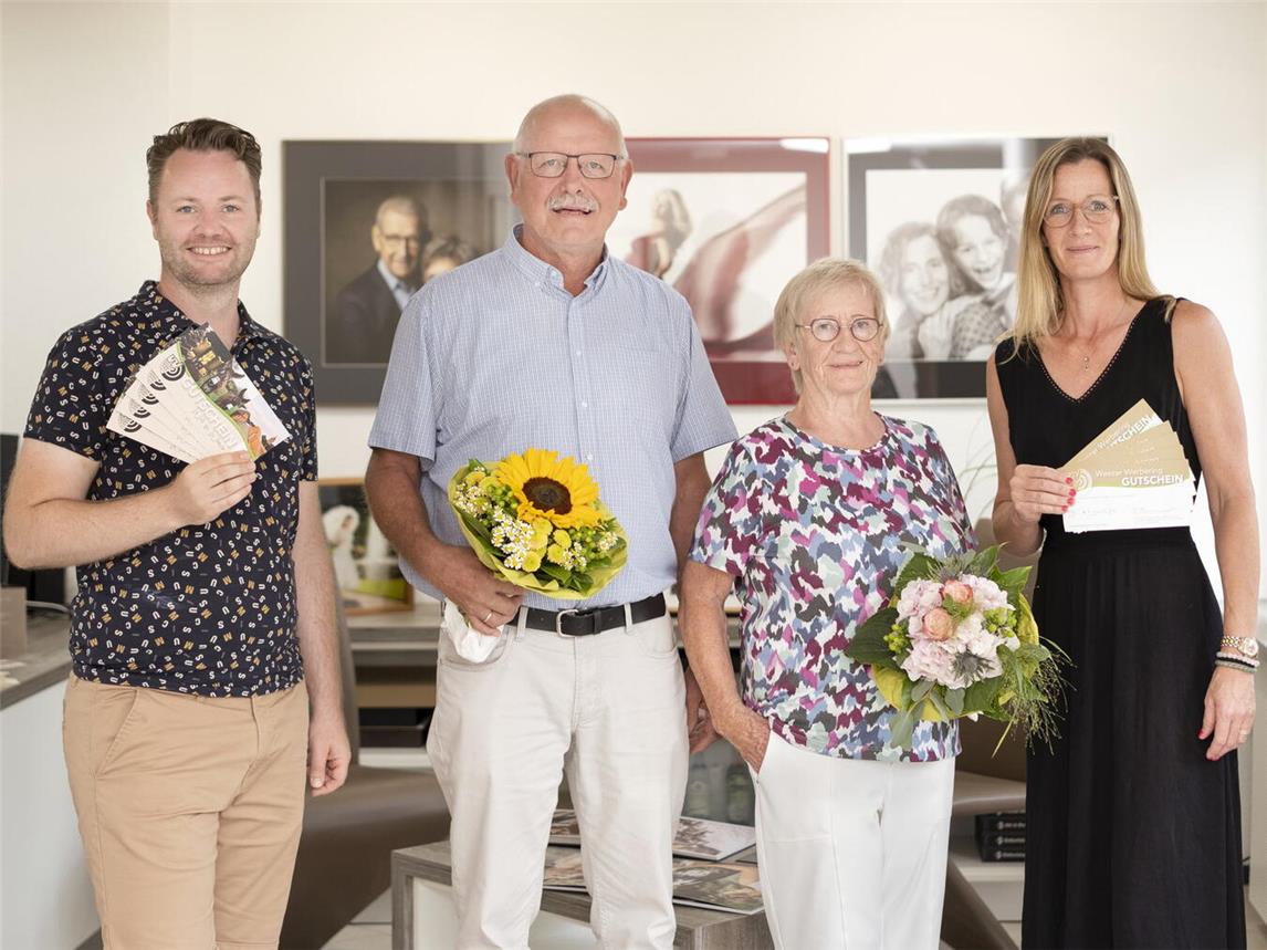 Die glücklichen Werbering-Gewinner erhalten ihre Preise: Kai Ingenbleek vom Werbering, Josef Erretkamps und Wilma Janßen sowie Astrid Pöppel vom Werbering (v.l.). Foto: Astrid Pöppel Fotografie