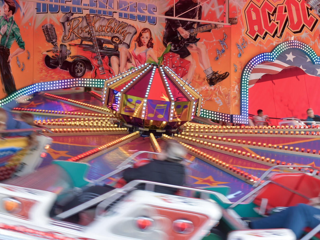 Alt-Tag: "Bunte Gocher Herbstkirmes mit Fahrgeschäften und Lichtern, Archivfoto von Gerhard Seybert"
